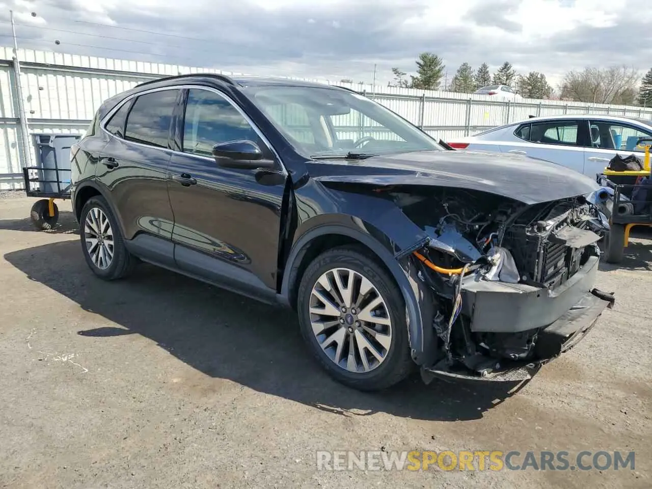 4 fotografías del automóvil dañado 1FMCU9DZ8LUC44972 FORD ESCAPE 2020