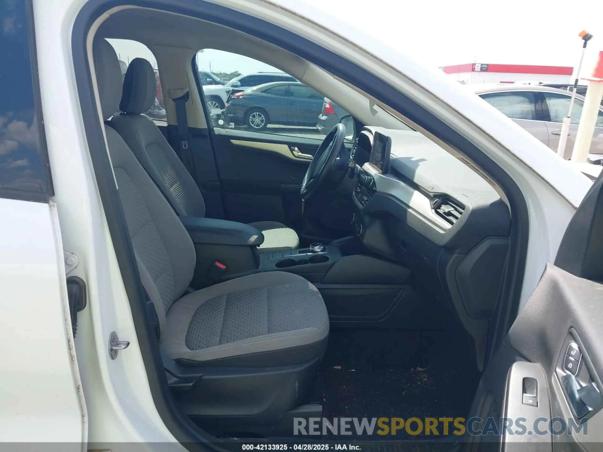 5 fotografías del automóvil dañado 1FMCU9G60LUA23335 FORD ESCAPE 2020