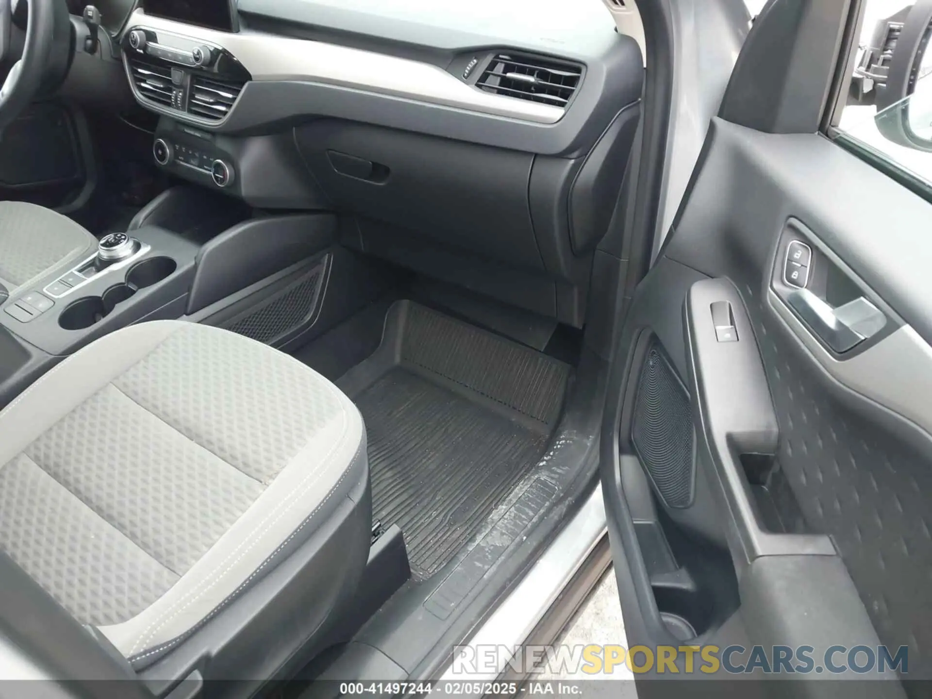 5 fotografías del automóvil dañado 1FMCU9G60LUB46634 FORD ESCAPE 2020