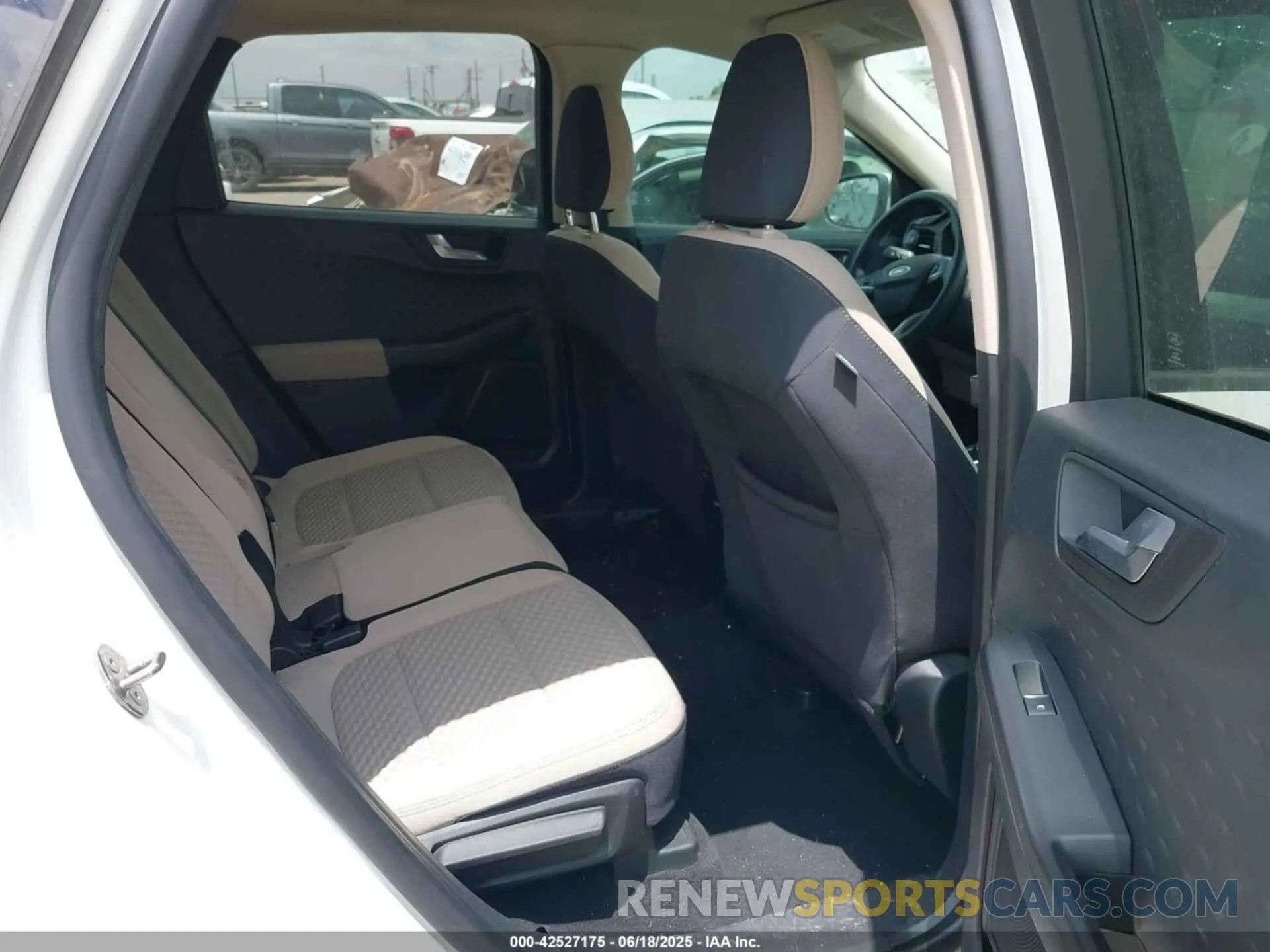 8 fotografías del automóvil dañado 1FMCU9G6XLUA32012 FORD ESCAPE 2020