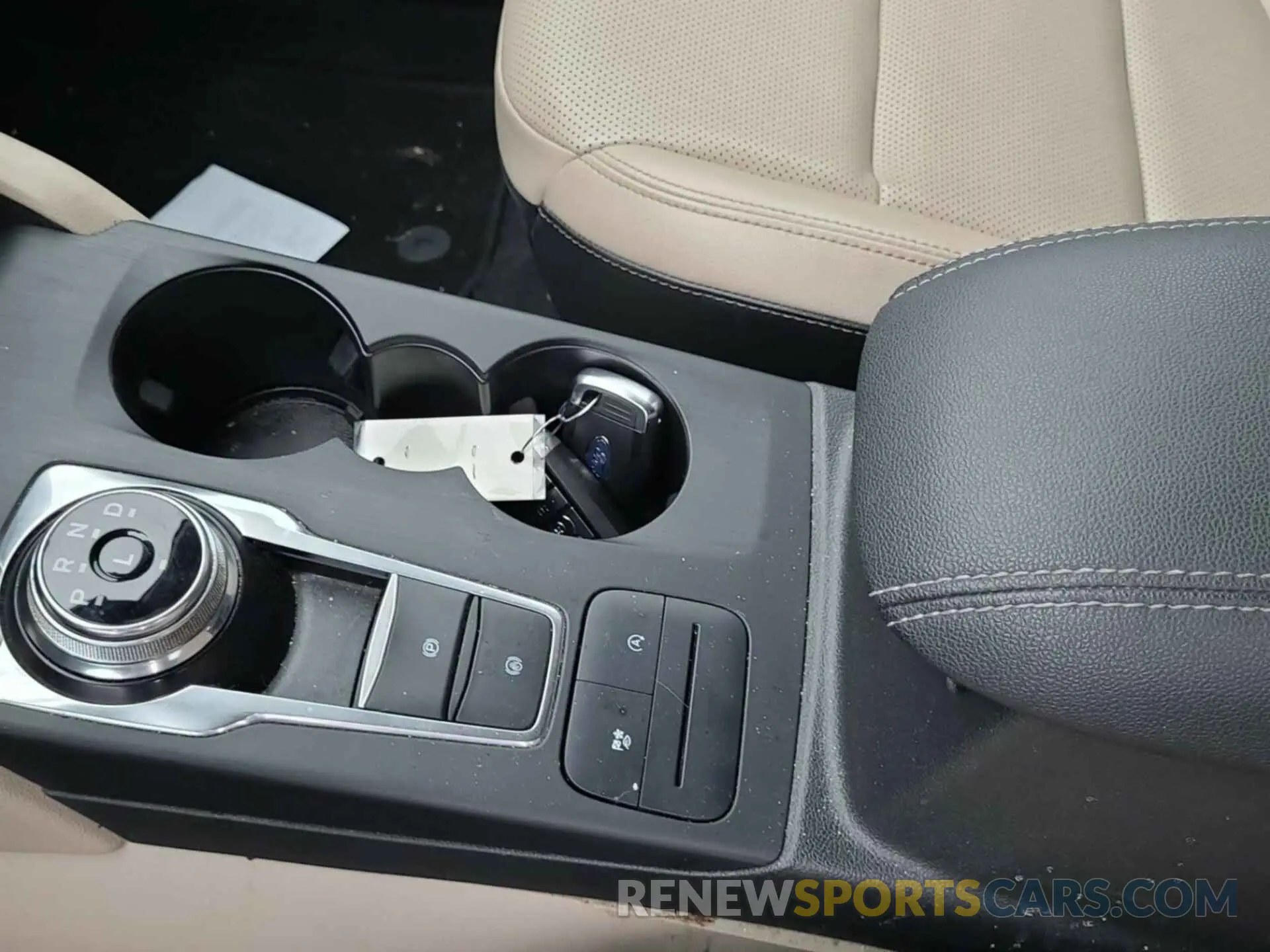 4 fotografías del automóvil dañado 1FMCU9H66LUB13670 FORD ESCAPE 2020