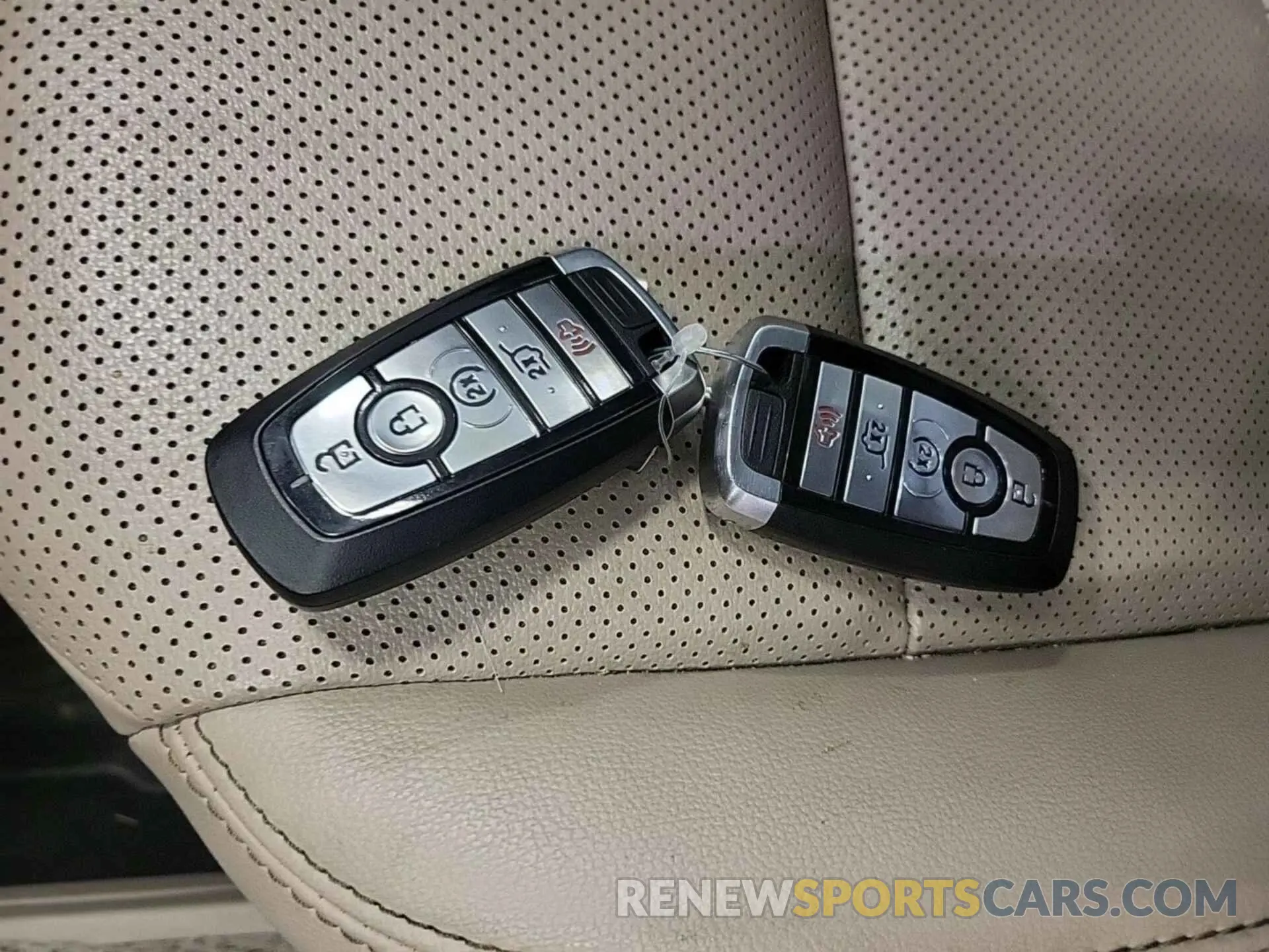 2 fotografías del automóvil dañado 1FMCU9H69LUB11749 FORD ESCAPE 2020