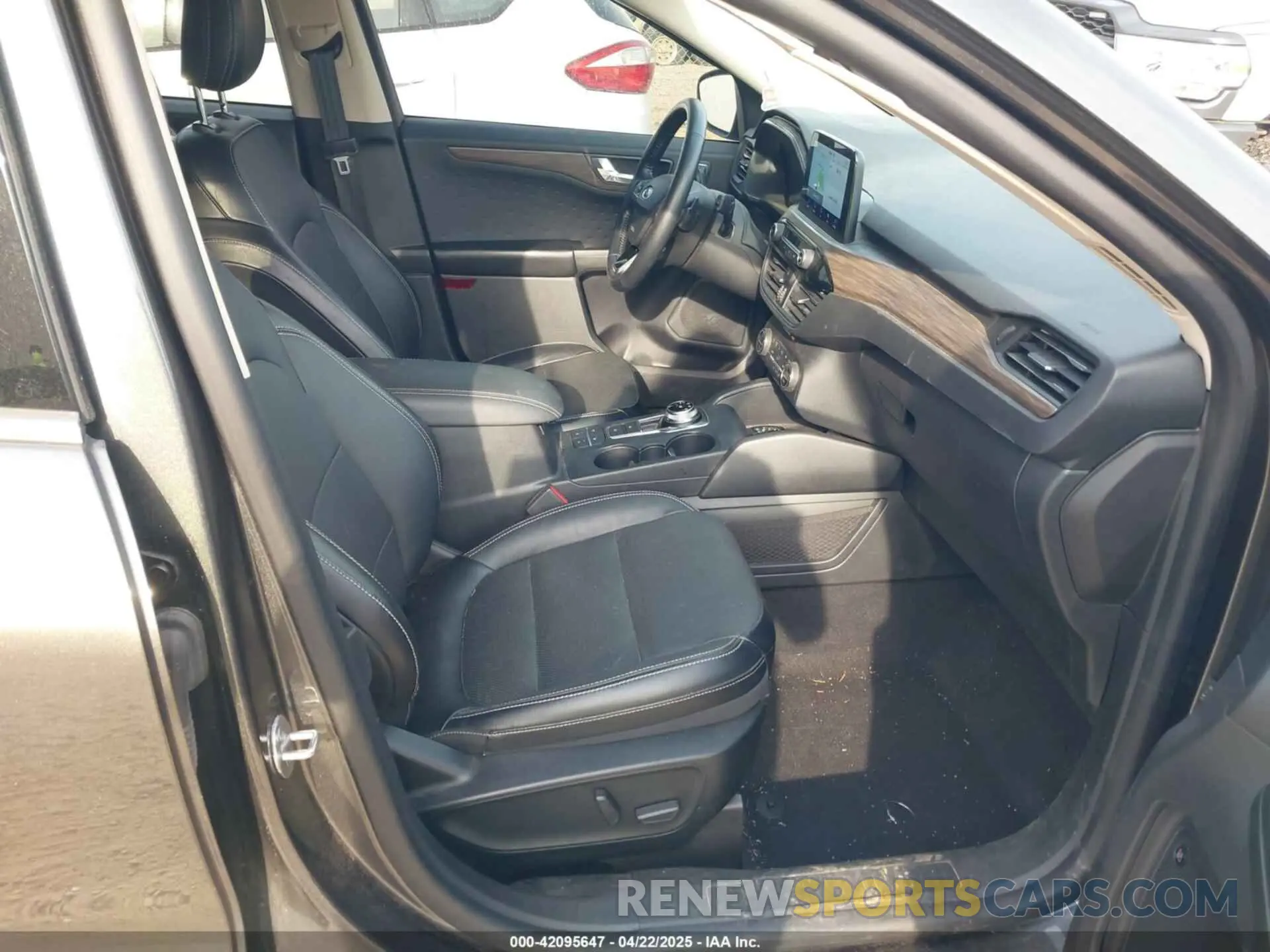 5 fotografías del automóvil dañado 1FMCU9J91LUA21970 FORD ESCAPE 2020