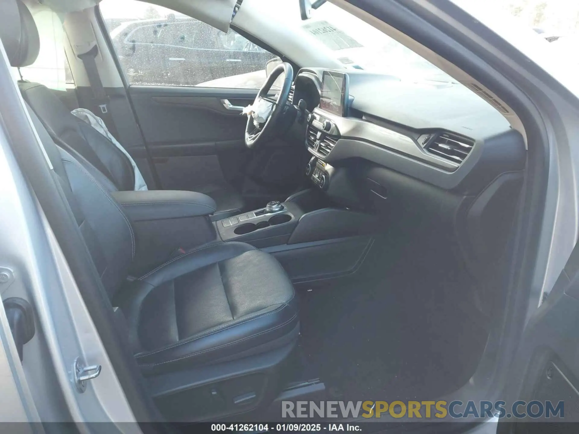 5 fotografías del automóvil dañado 1FMCU9J91LUB17968 FORD ESCAPE 2020