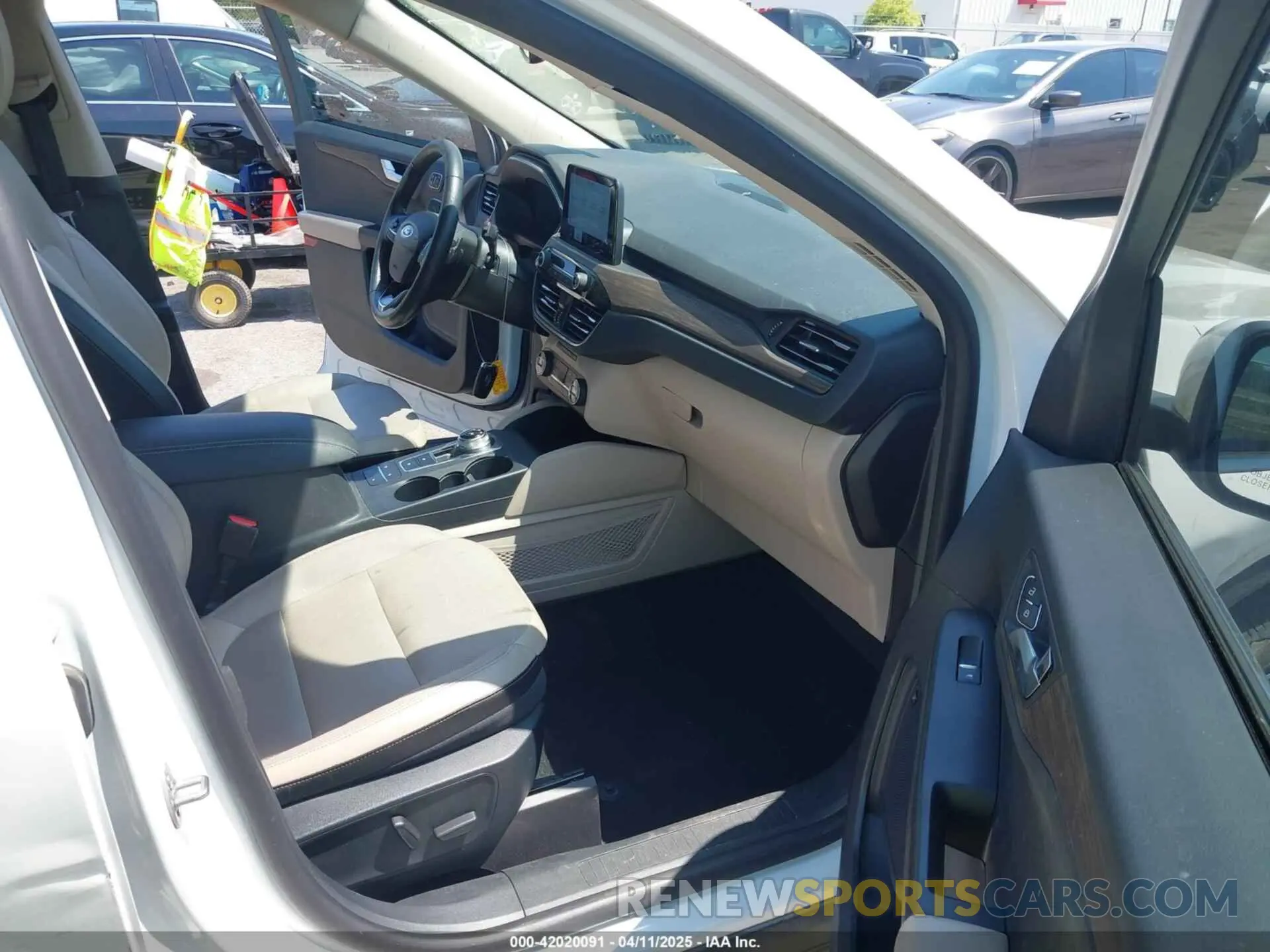 5 fotografías del automóvil dañado 1FMCU9J91LUB45740 FORD ESCAPE 2020