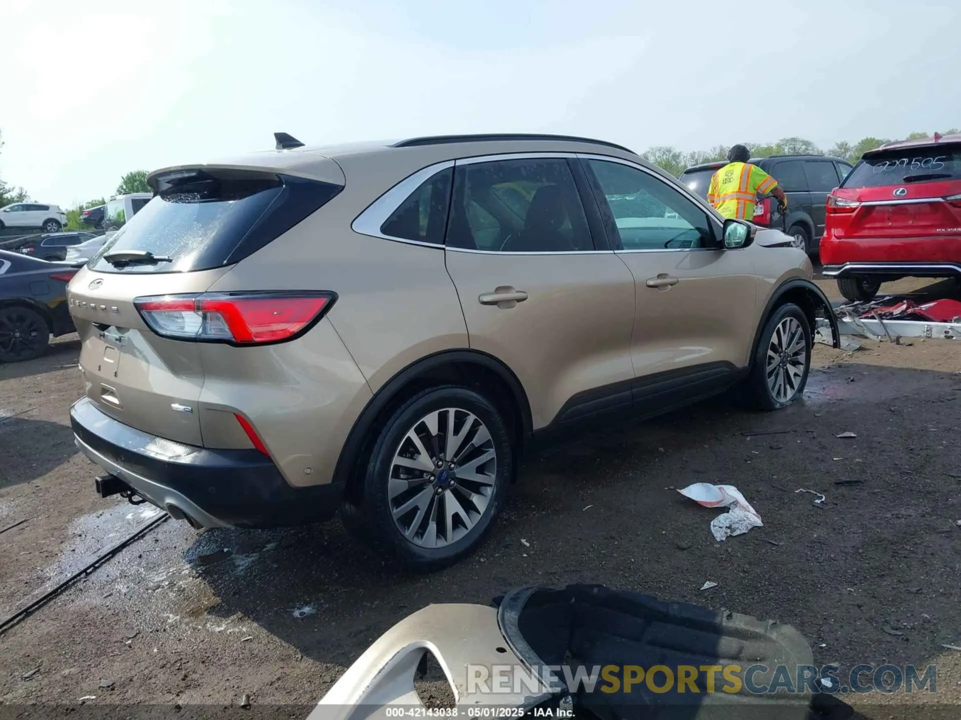 4 fotografías del automóvil dañado 1FMCU9J92LUB48243 FORD ESCAPE 2020