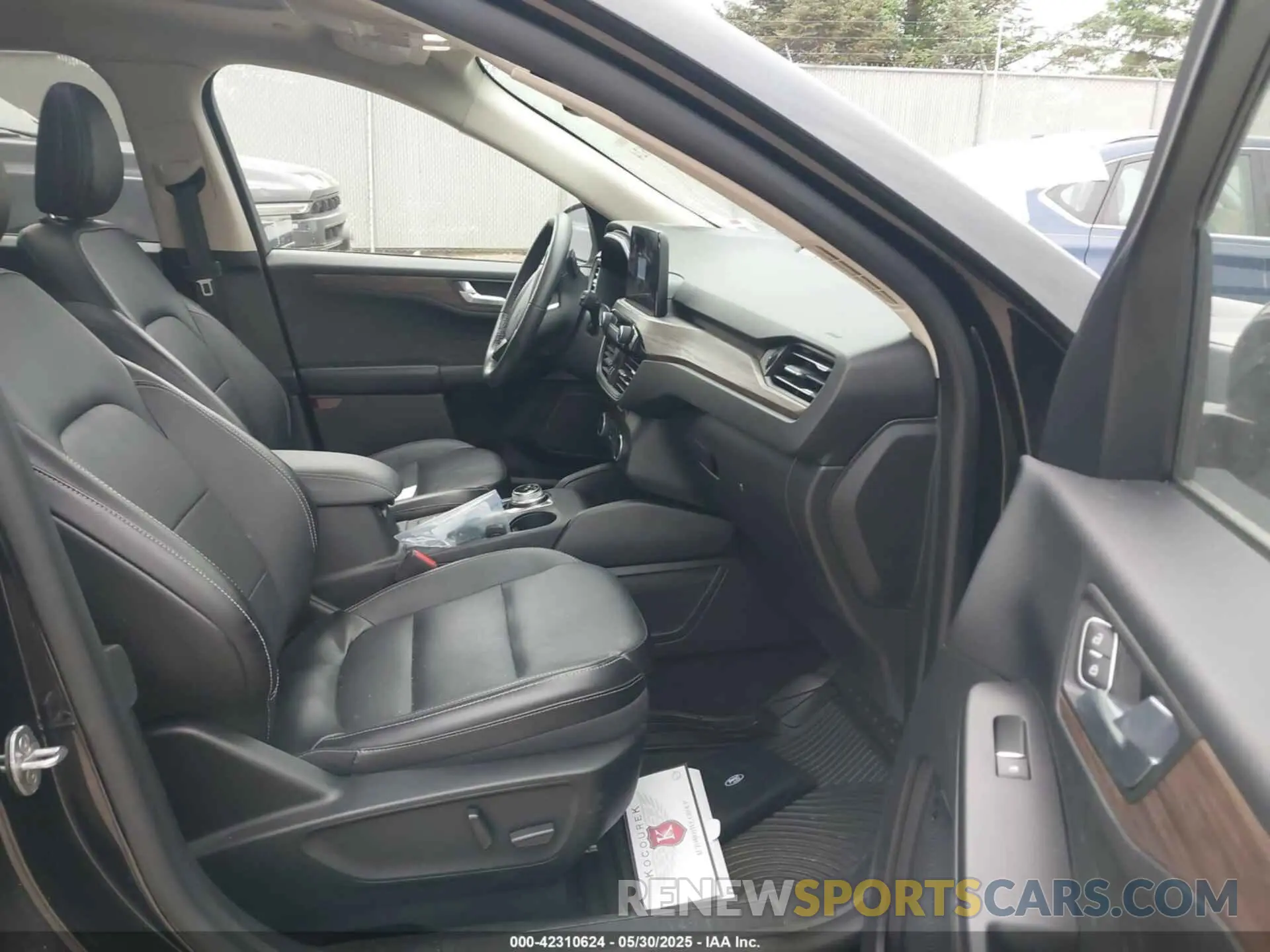5 fotografías del automóvil dañado 1FMCU9J98LUA34750 FORD ESCAPE 2020