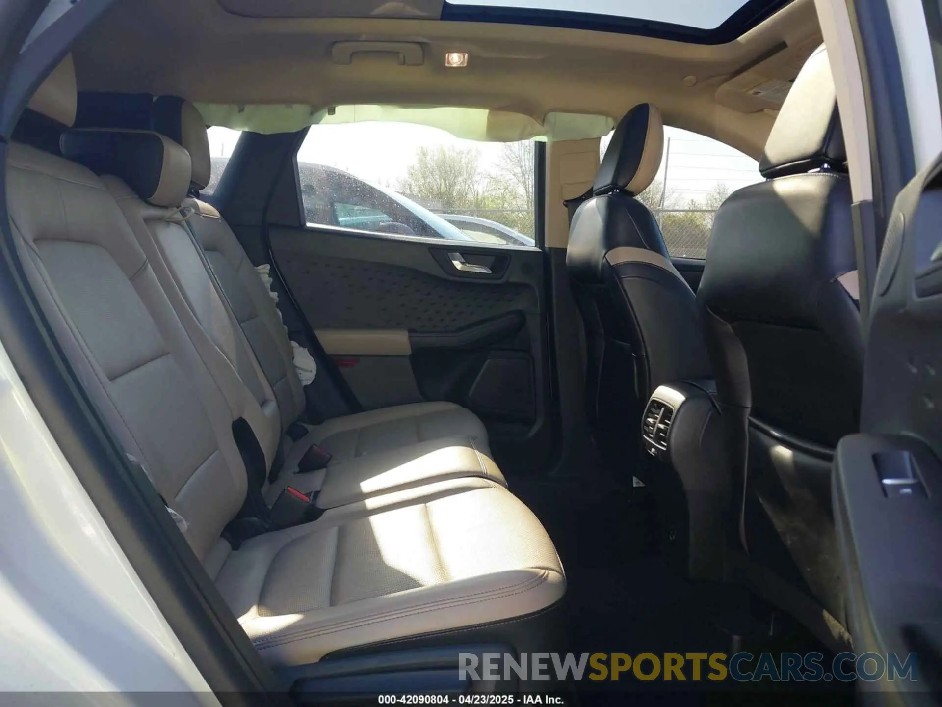 8 fotografías del automóvil dañado 1FMCU9J98LUB45539 FORD ESCAPE 2020