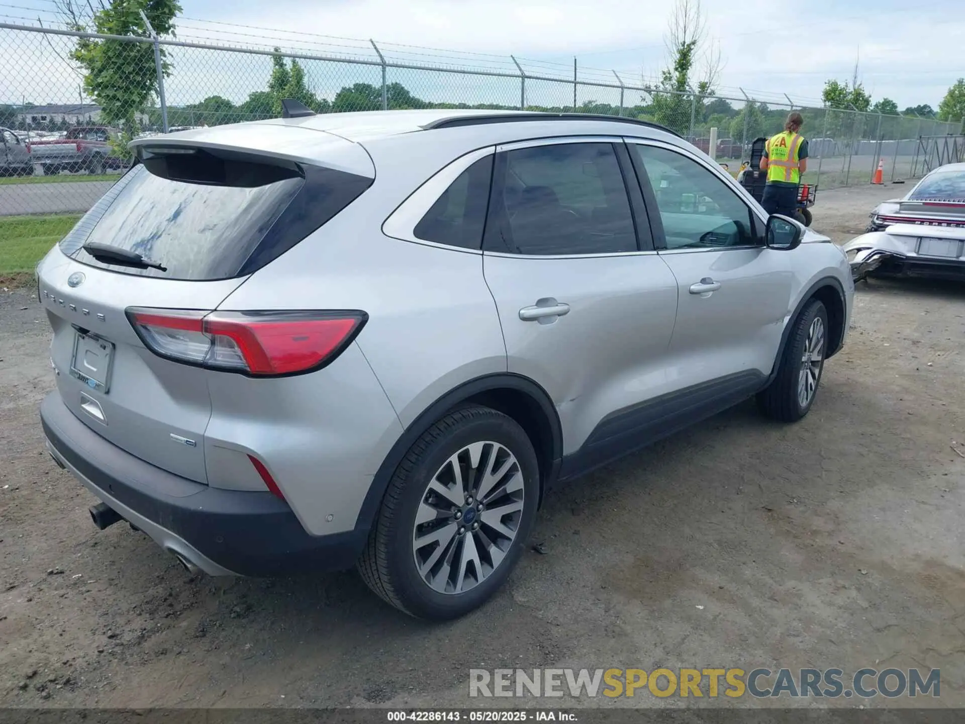 4 fotografías del automóvil dañado 1FMCU9J99LUB45758 FORD ESCAPE 2020