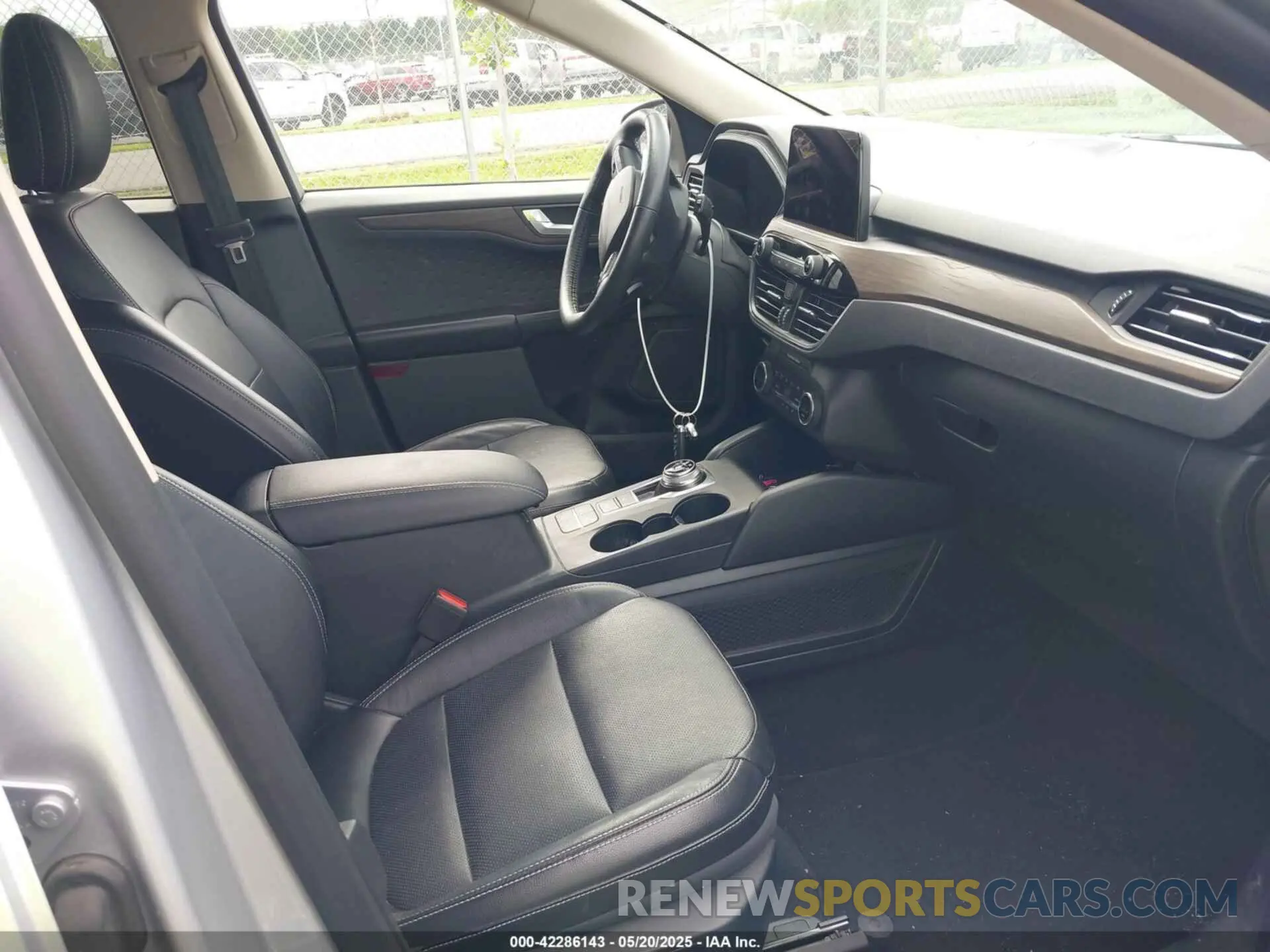 5 fotografías del automóvil dañado 1FMCU9J99LUB45758 FORD ESCAPE 2020