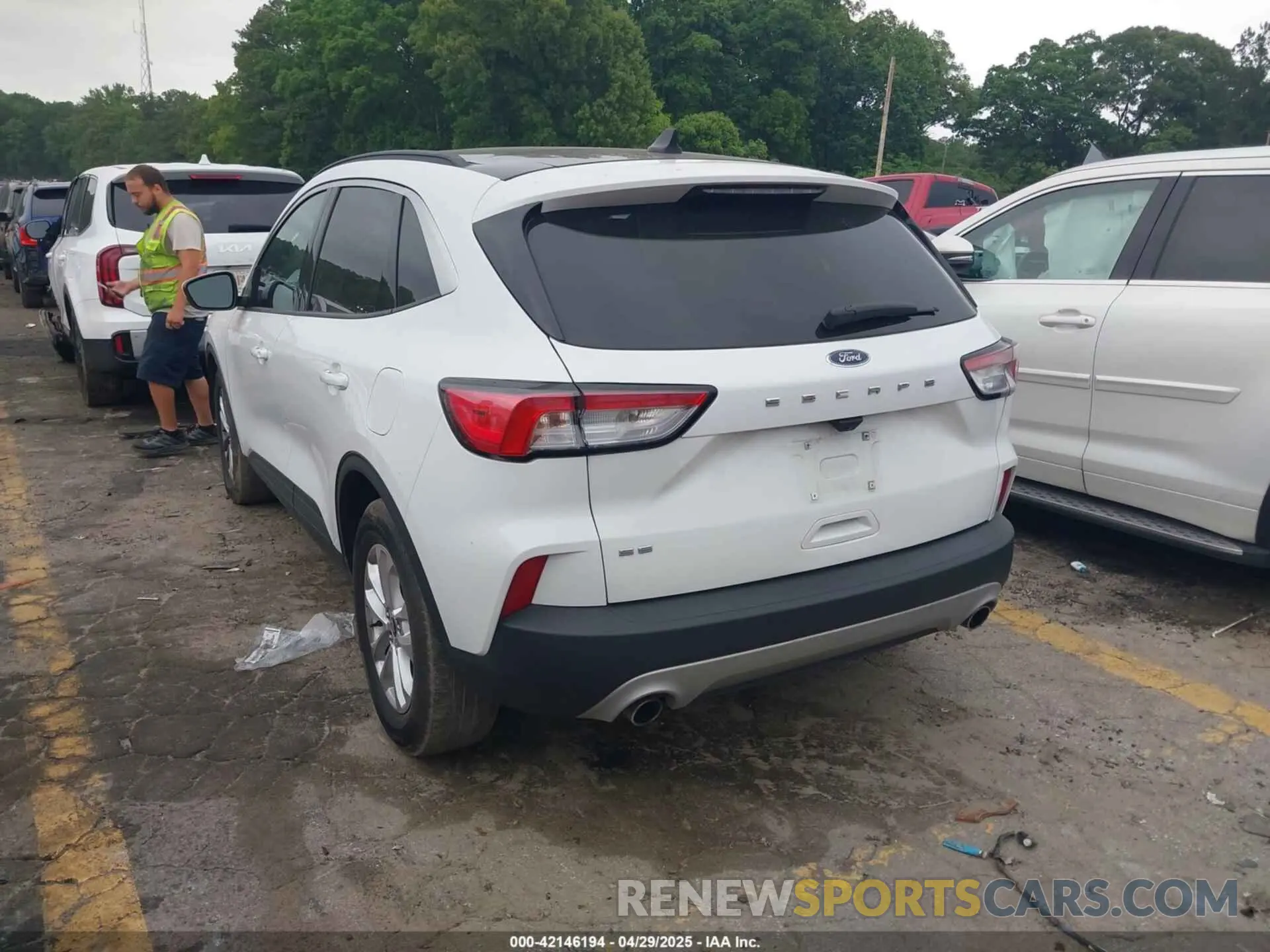 3 fotografías del automóvil dañado 1FMCU0G60MUB10259 FORD ESCAPE 2021