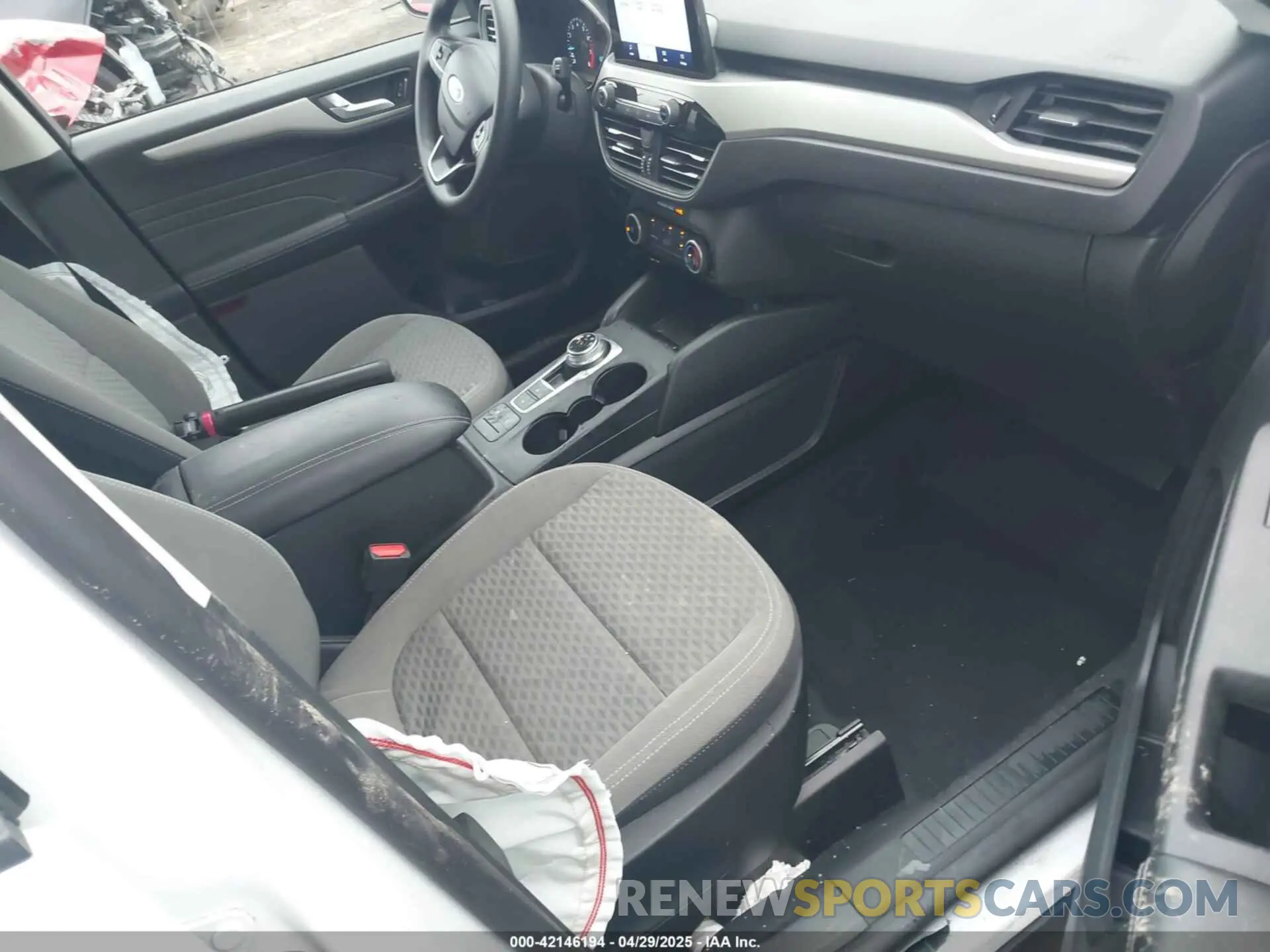 5 fotografías del automóvil dañado 1FMCU0G60MUB10259 FORD ESCAPE 2021
