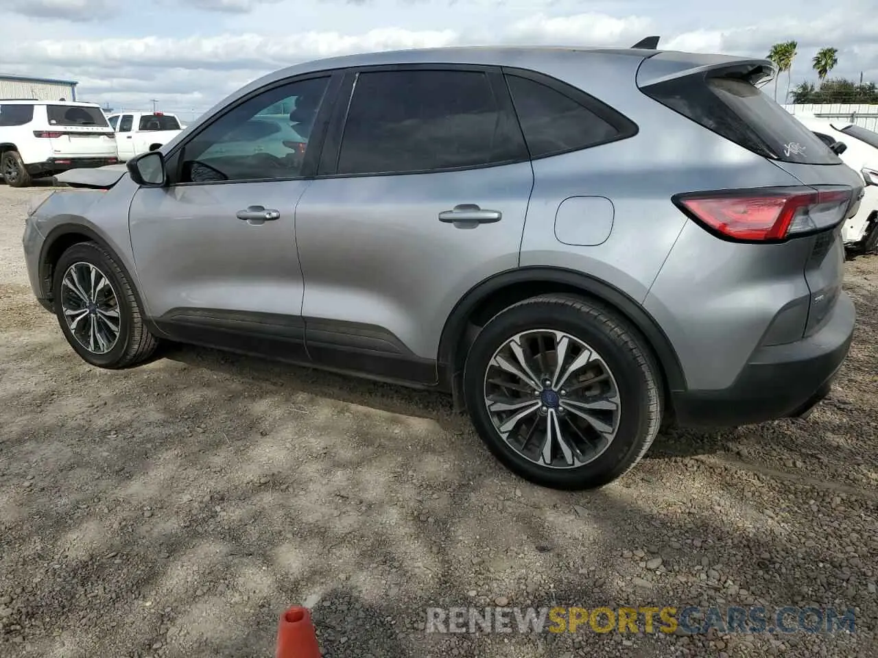 2 fotografías del automóvil dañado 1FMCU0G60MUB26476 FORD ESCAPE 2021