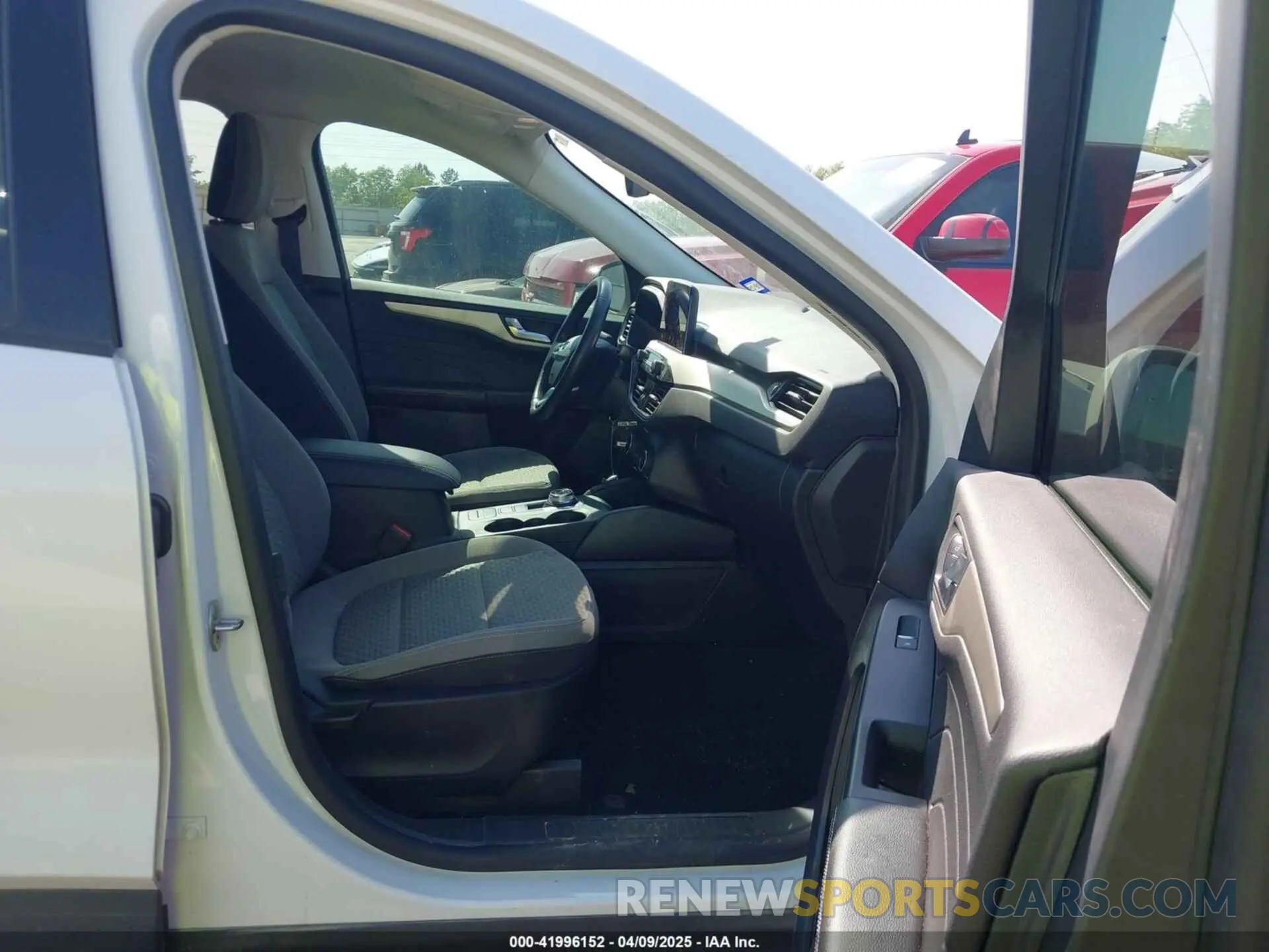 5 fotografías del automóvil dañado 1FMCU0G62MUA08798 FORD ESCAPE 2021