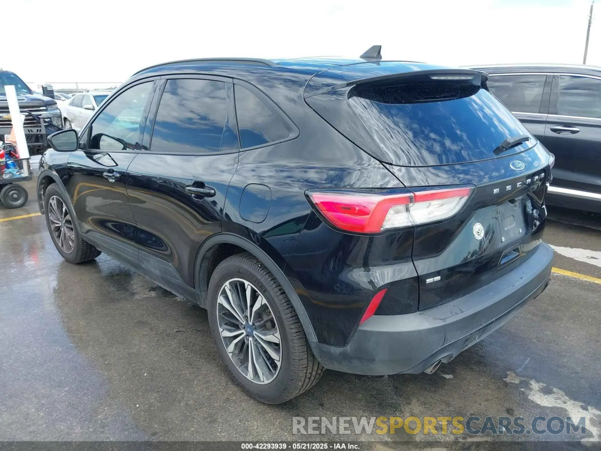 3 fotografías del automóvil dañado 1FMCU0G62MUA12575 FORD ESCAPE 2021