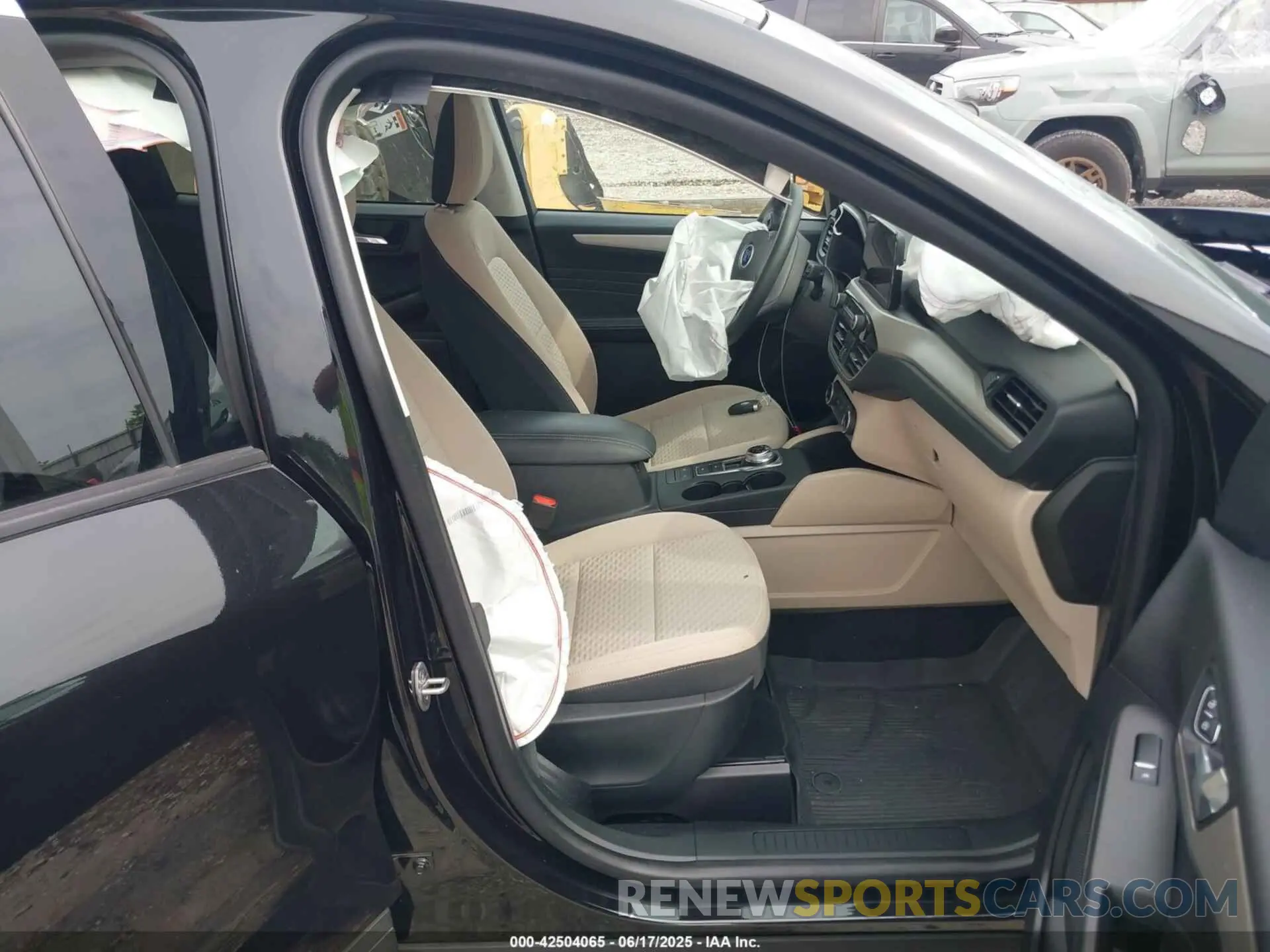5 fotografías del automóvil dañado 1FMCU0G62MUA71075 FORD ESCAPE 2021