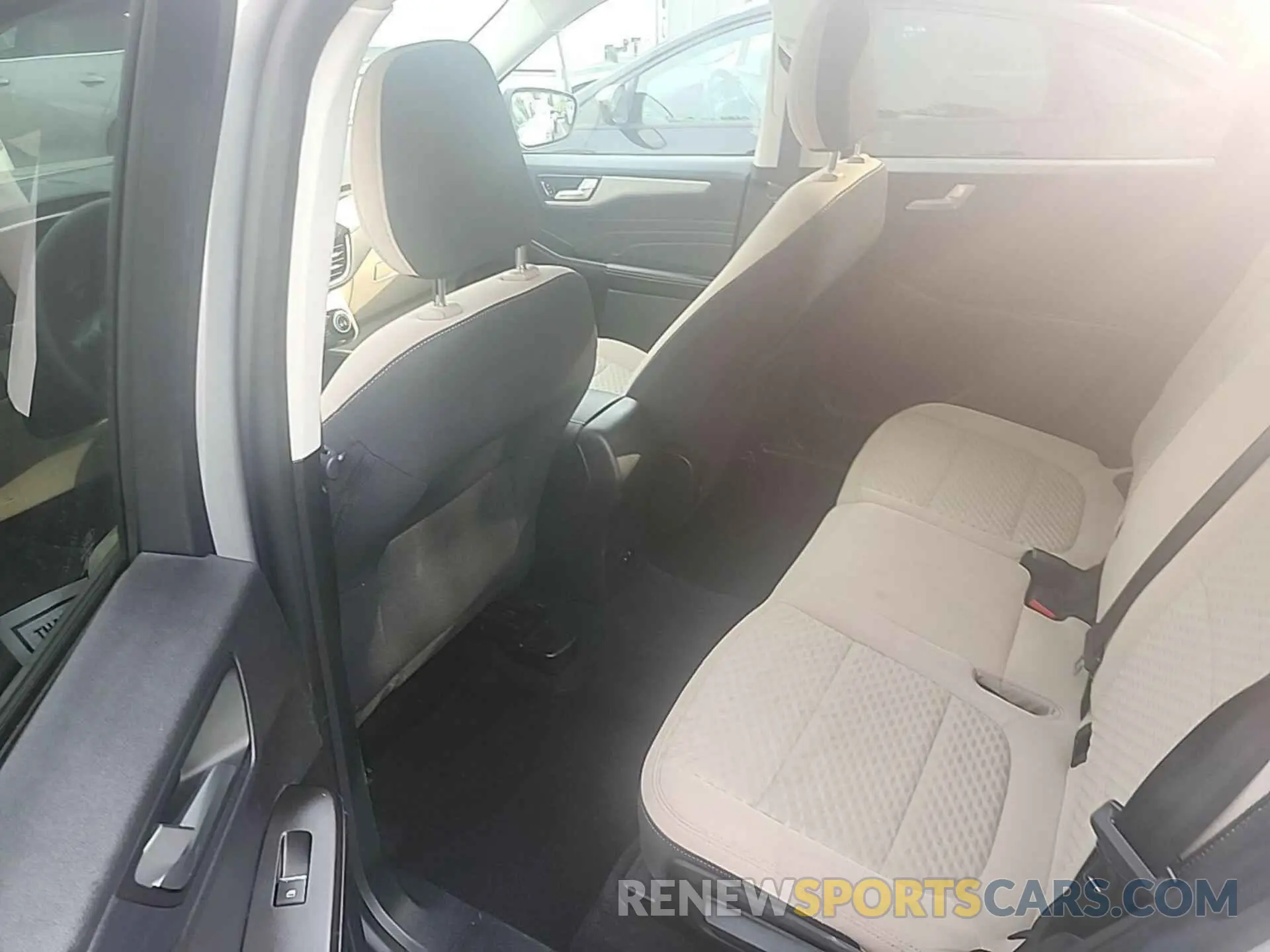 5 fotografías del automóvil dañado 1FMCU0G66MUA03118 FORD ESCAPE 2021