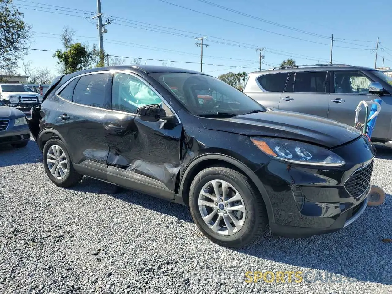 4 fotografías del automóvil dañado 1FMCU0G68MUA12435 FORD ESCAPE 2021
