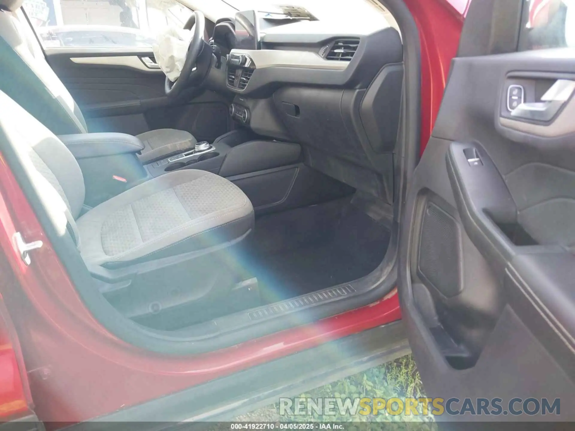 5 fotografías del automóvil dañado 1FMCU0G69MUA92053 FORD ESCAPE 2021