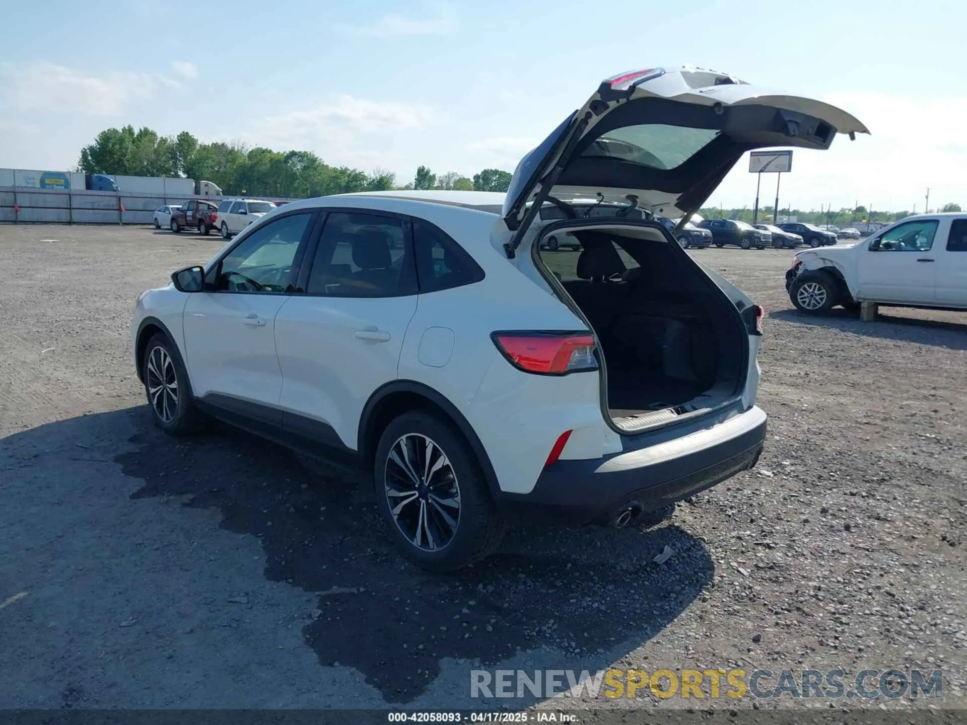3 fotografías del automóvil dañado 1FMCU0G6XMUB32625 FORD ESCAPE 2021