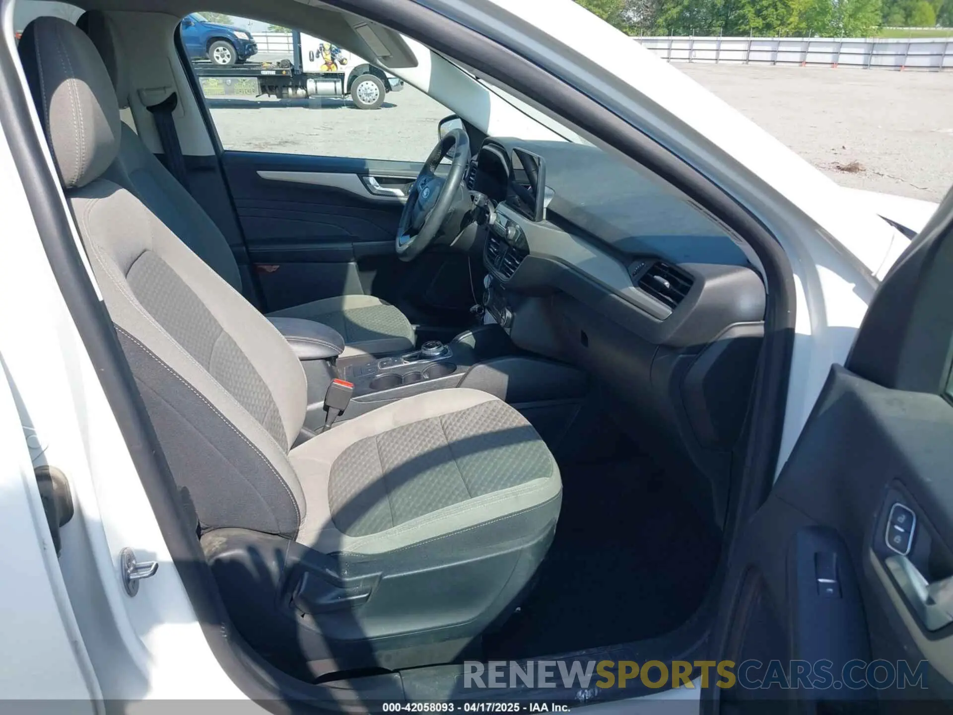 5 fotografías del automóvil dañado 1FMCU0G6XMUB32625 FORD ESCAPE 2021