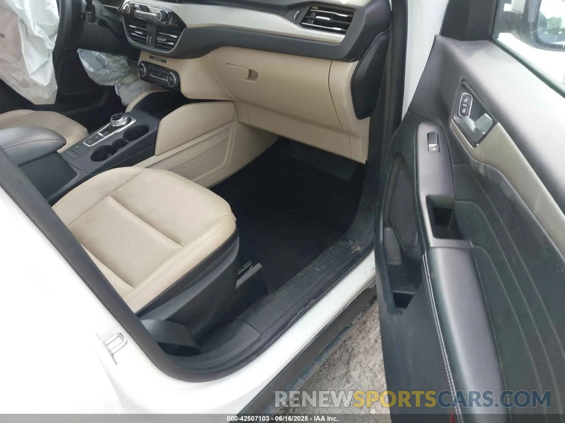 5 fotografías del automóvil dañado 1FMCU9CZ7MUB16676 FORD ESCAPE 2021