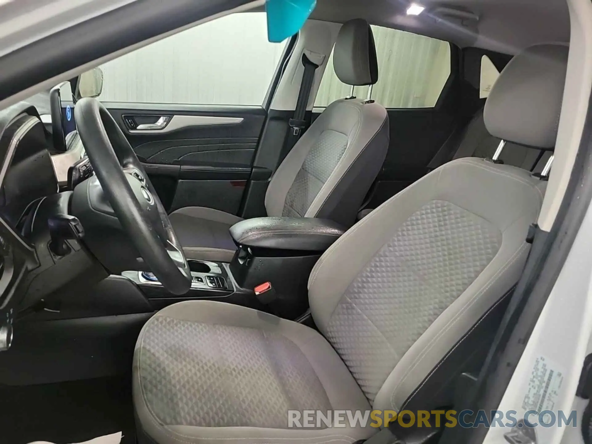 44 fotografías del automóvil dañado 1FMCU9G61MUA52585 FORD ESCAPE 2021