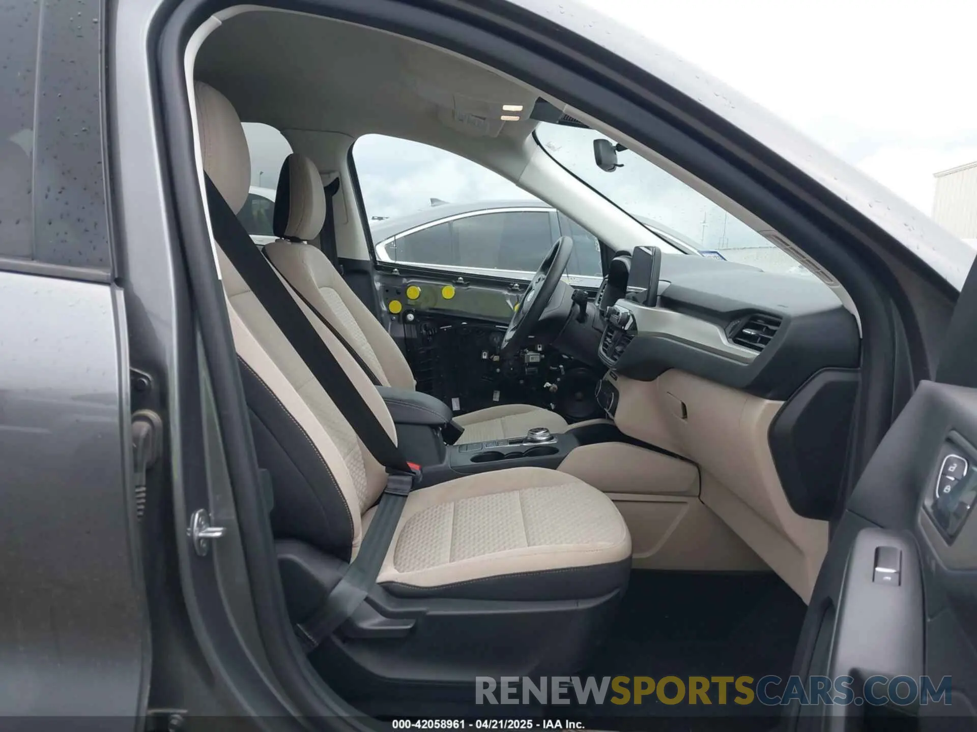 5 fotografías del automóvil dañado 1FMCU9G66MUA37712 FORD ESCAPE 2021
