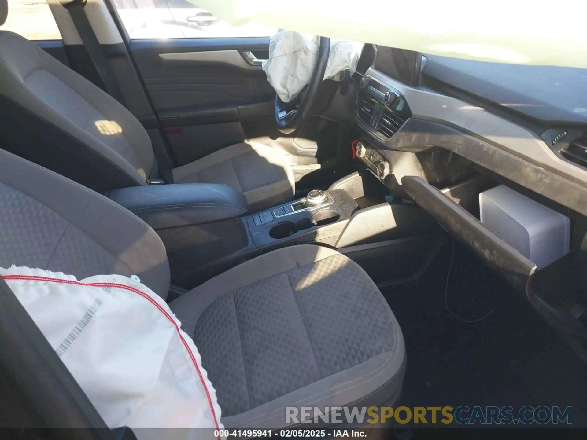 5 fotografías del automóvil dañado 1FMCU9G67MUA37444 FORD ESCAPE 2021