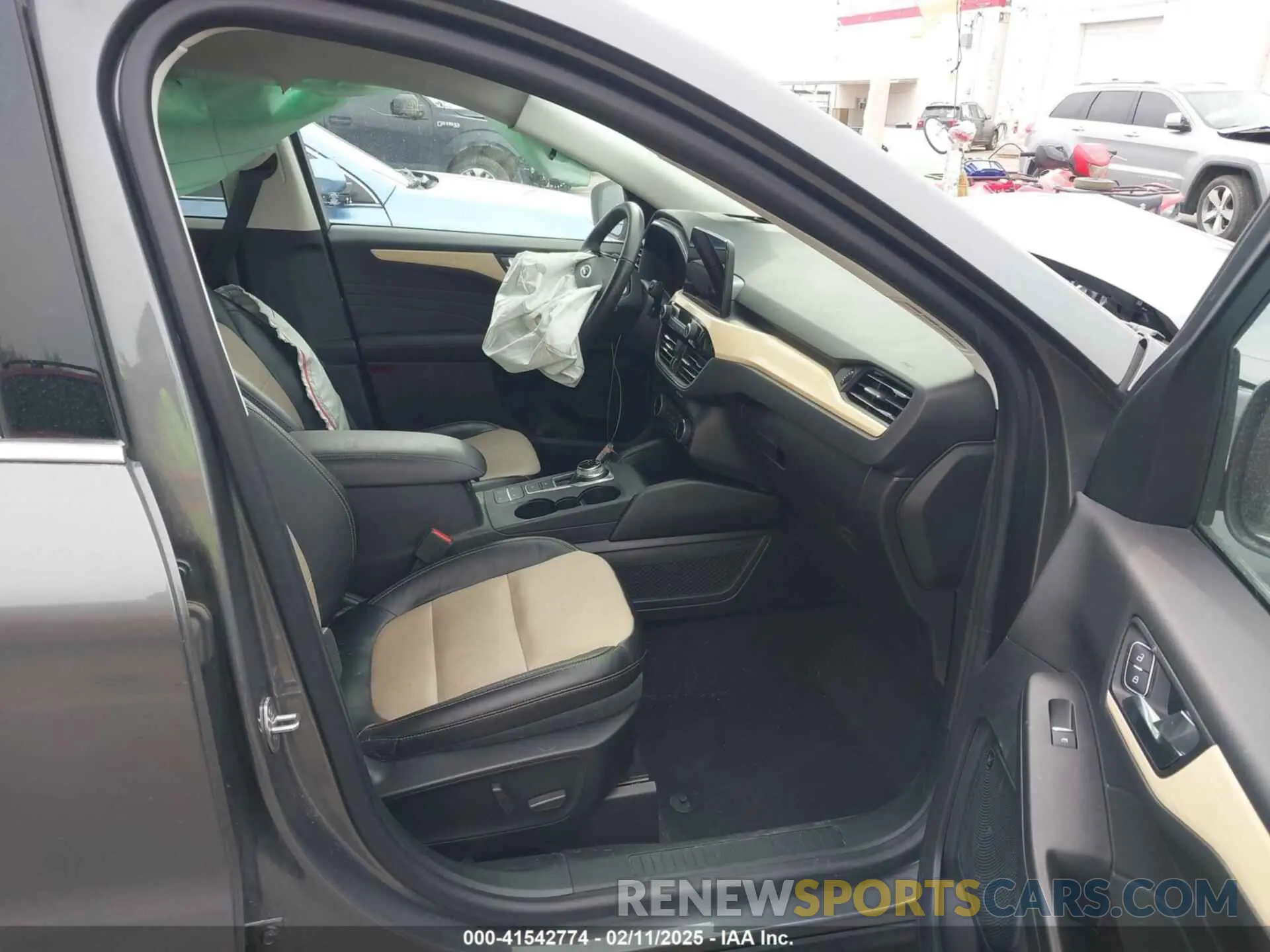 5 fotografías del automóvil dañado 1FMCU9J92MUA27097 FORD ESCAPE 2021