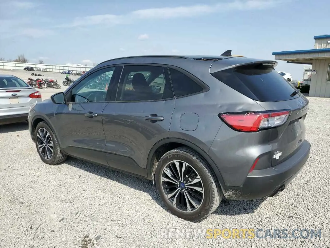 2 fotografías del automóvil dañado 1FMCU0BZ2NUA27161 FORD ESCAPE 2022