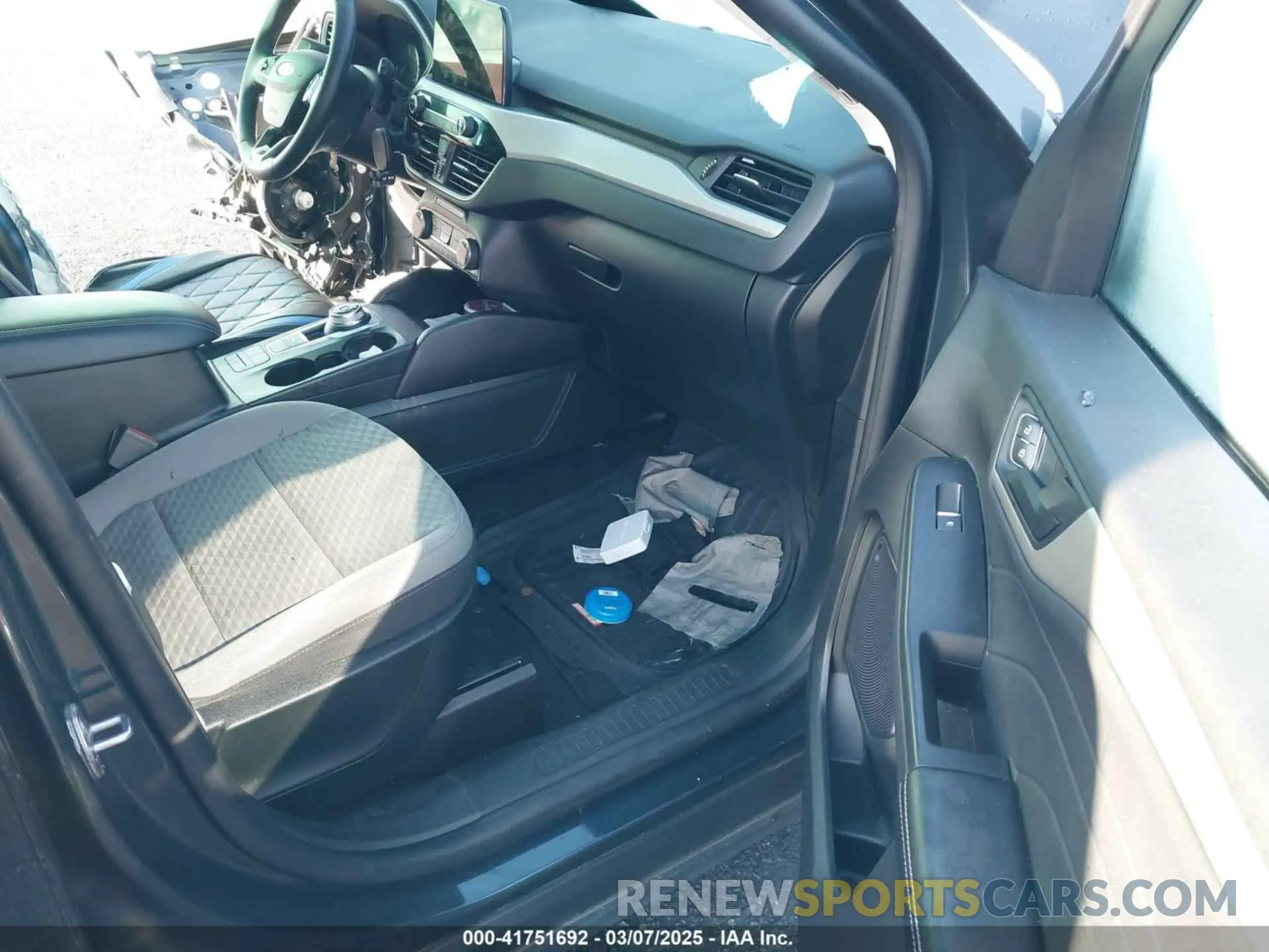 5 fotografías del automóvil dañado 1FMCU0BZ9NUA28596 FORD ESCAPE 2022