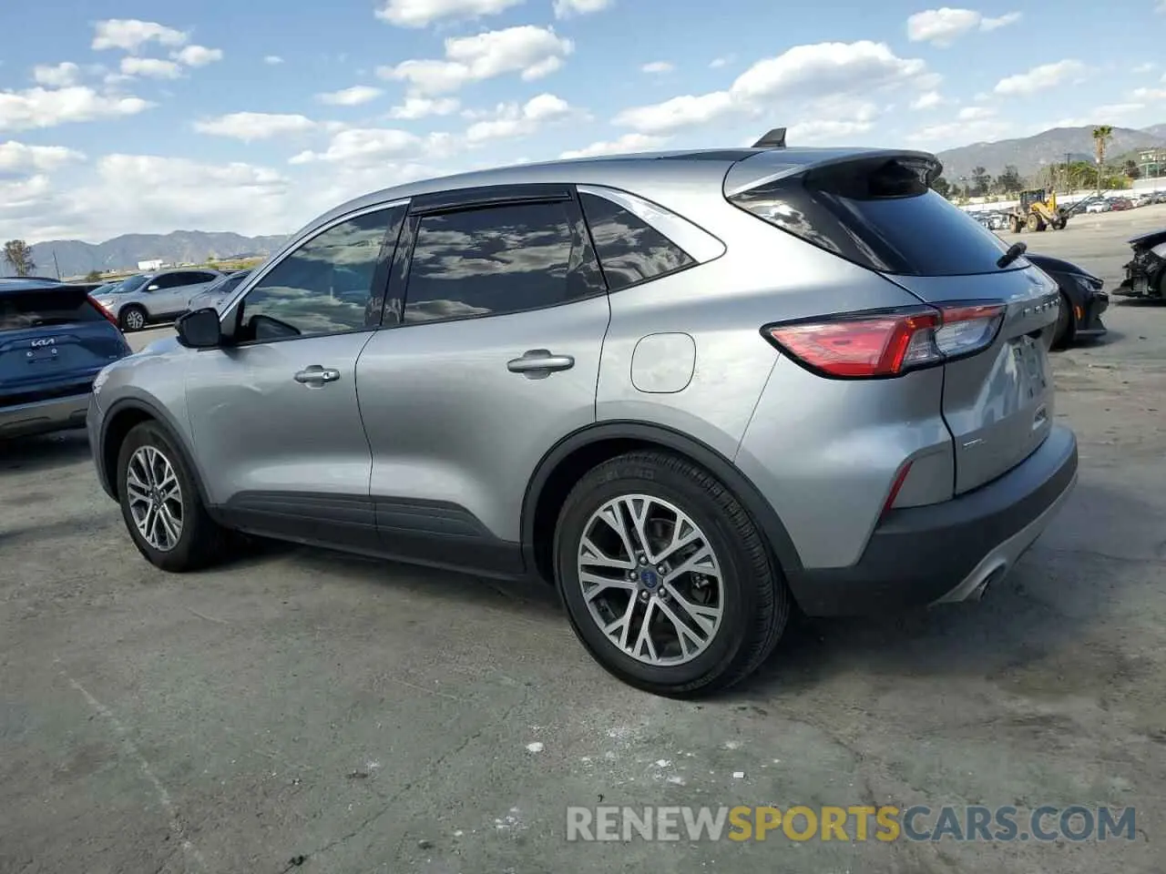 2 fotografías del automóvil dañado 1FMCU0CZ2NUA16871 FORD ESCAPE 2022