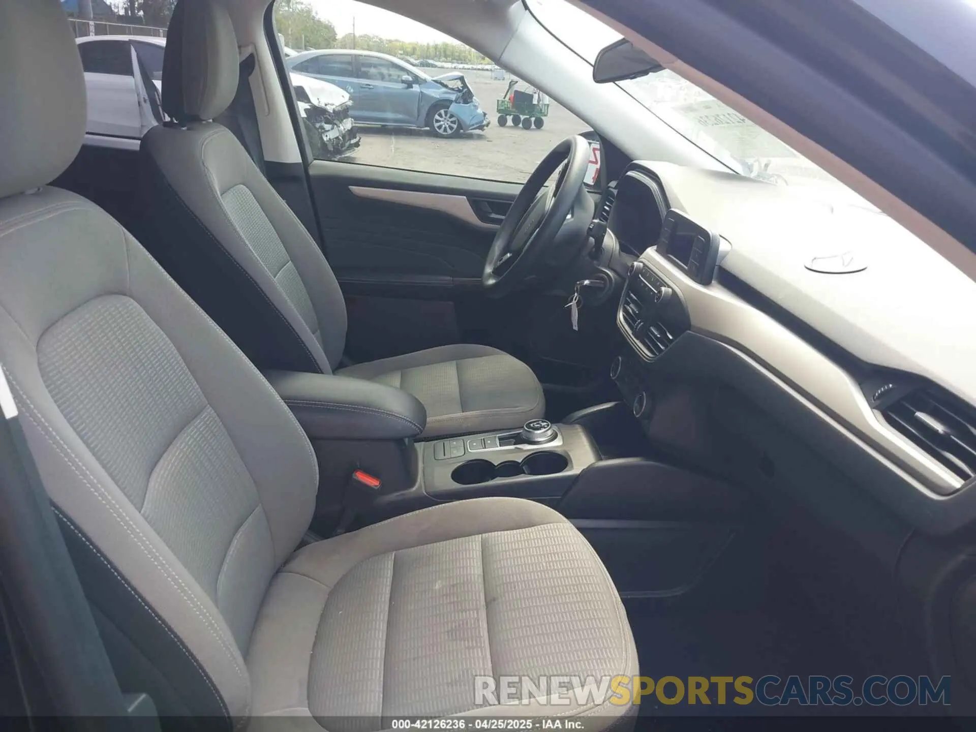 5 fotografías del automóvil dañado 1FMCU0F63NUB70636 FORD ESCAPE 2022