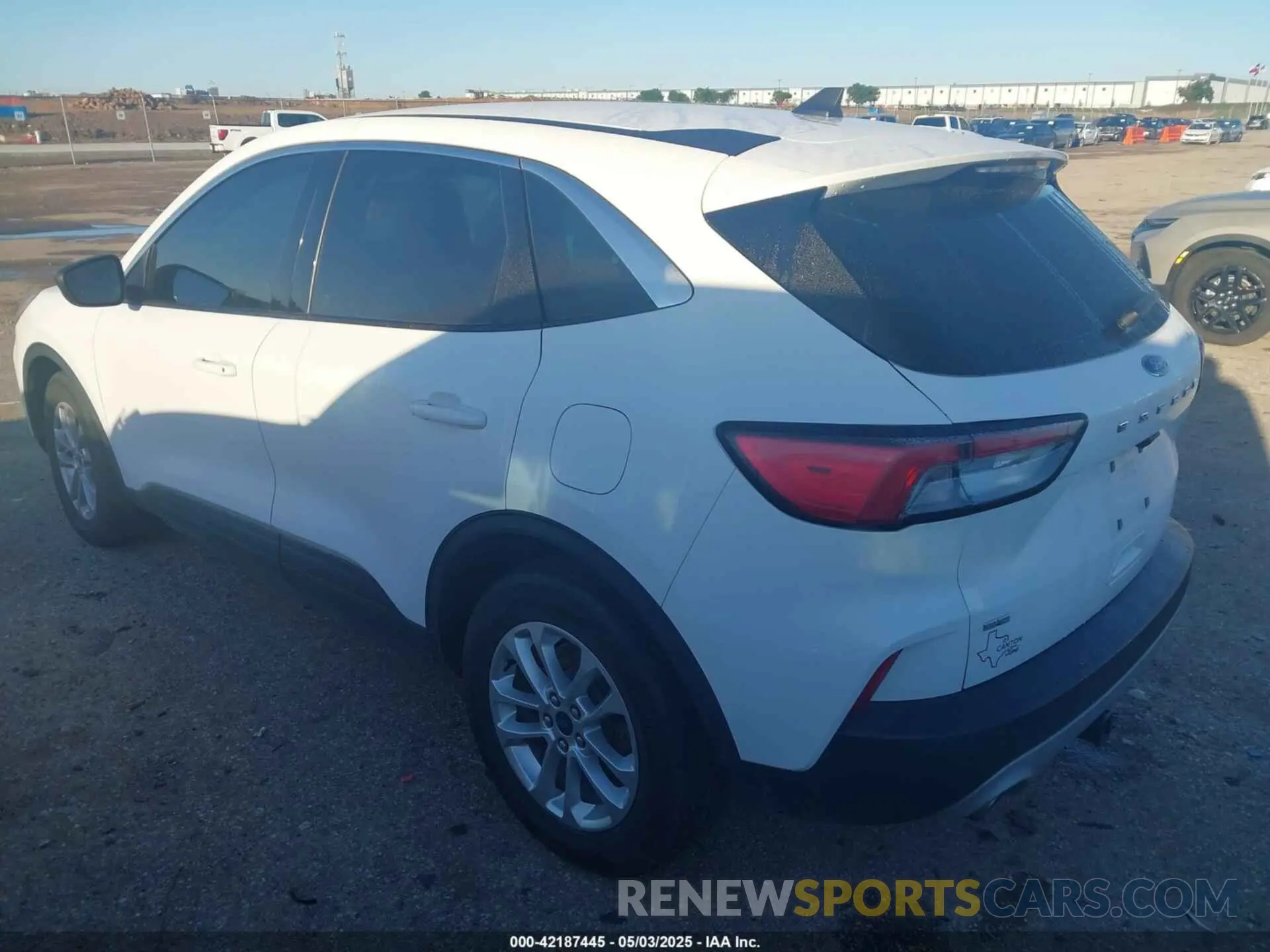 3 fotografías del automóvil dañado 1FMCU0G60NUA62683 FORD ESCAPE 2022