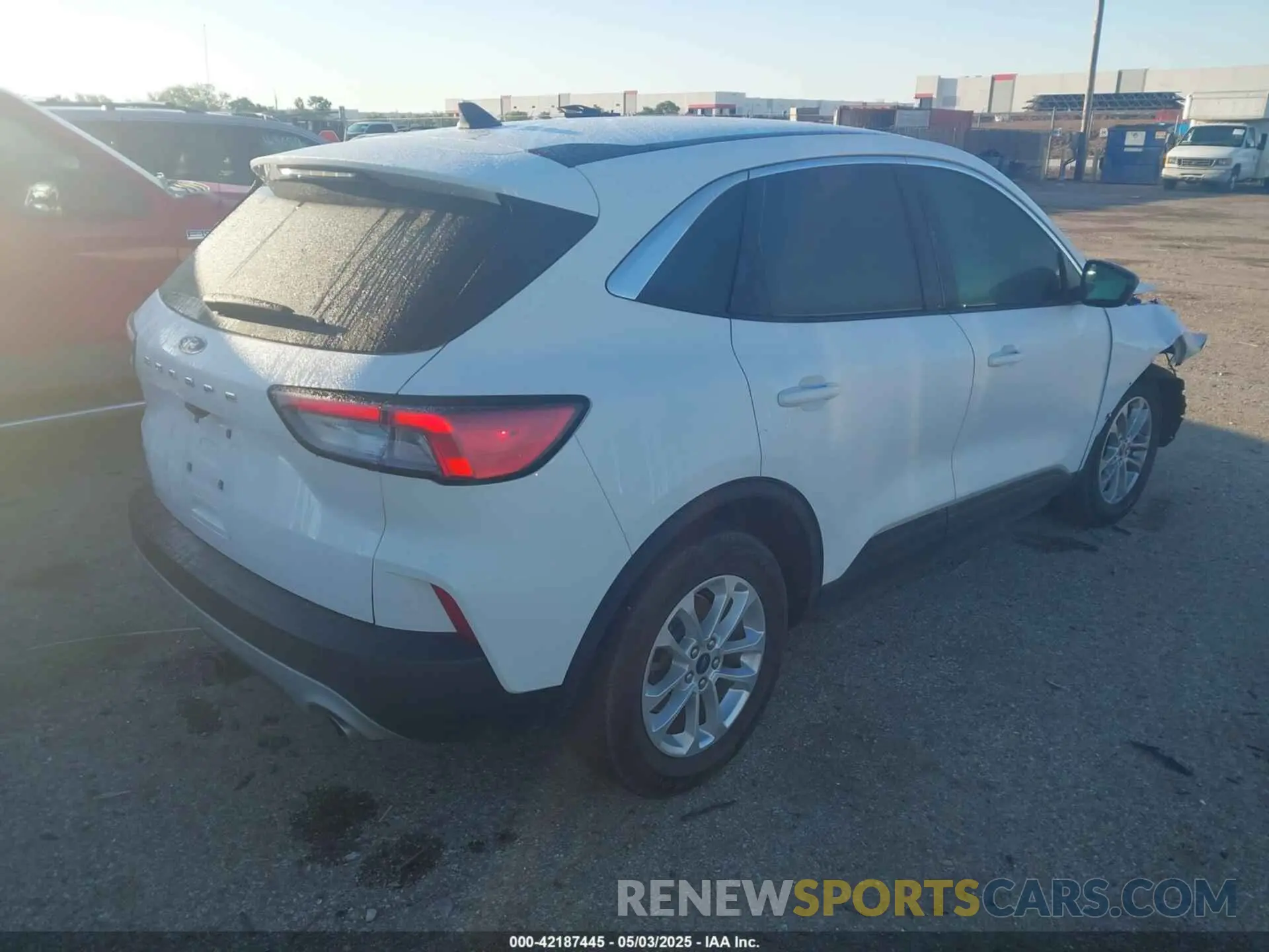 4 fotografías del automóvil dañado 1FMCU0G60NUA62683 FORD ESCAPE 2022