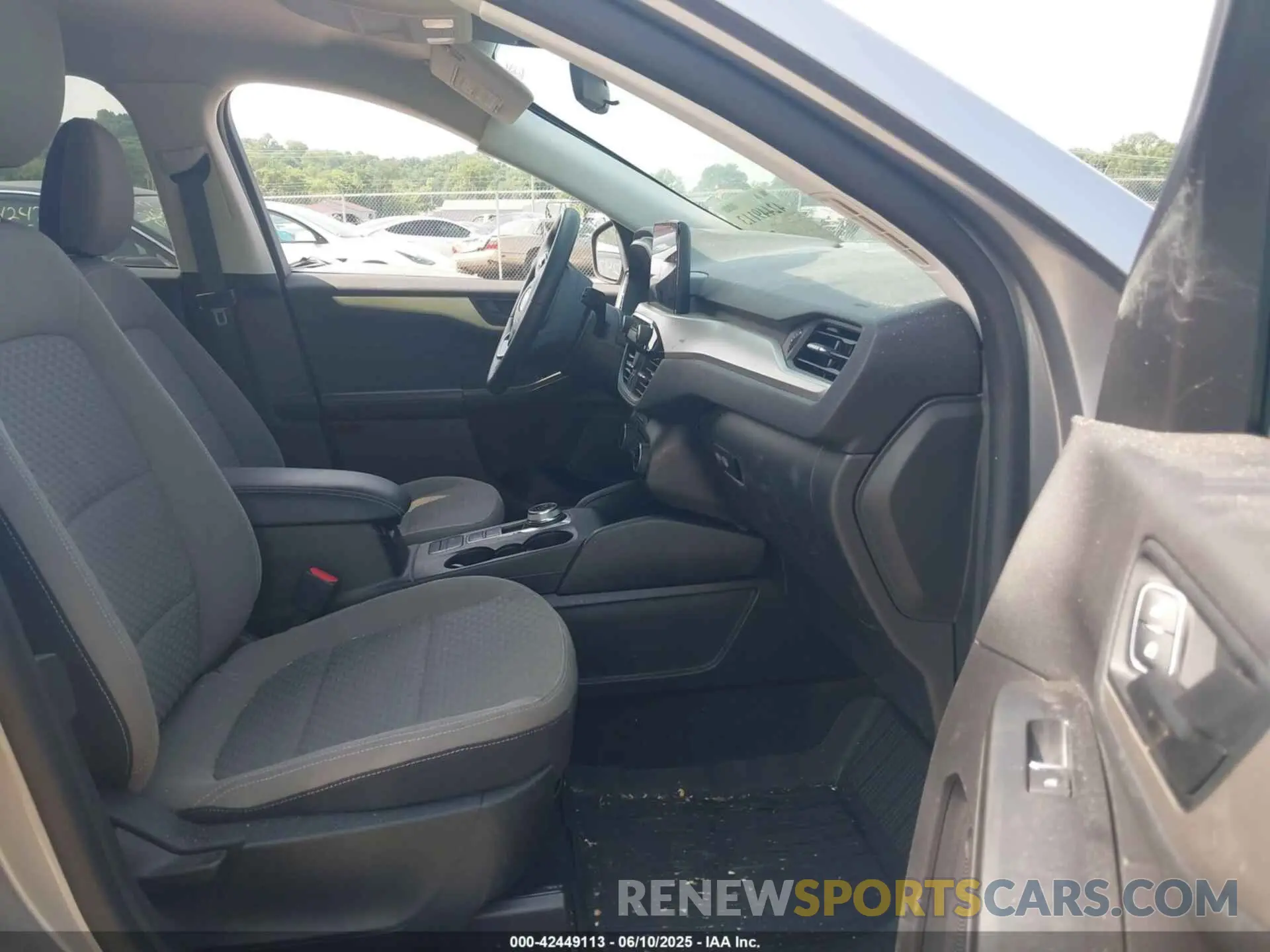 5 fotografías del automóvil dañado 1FMCU0G60NUB40699 FORD ESCAPE 2022