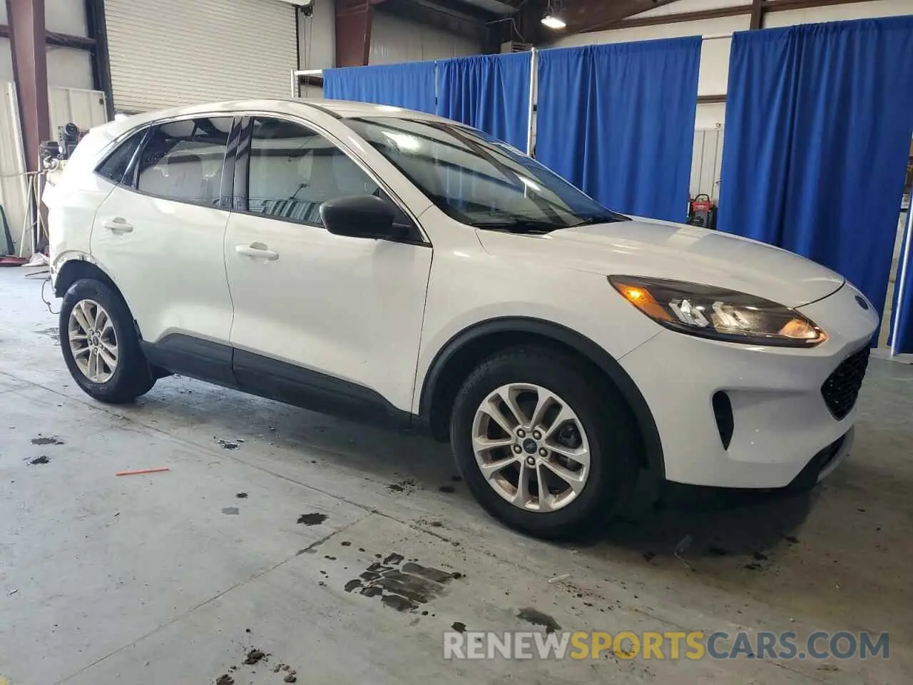 4 fotografías del automóvil dañado 1FMCU0G61NUA23441 FORD ESCAPE 2022