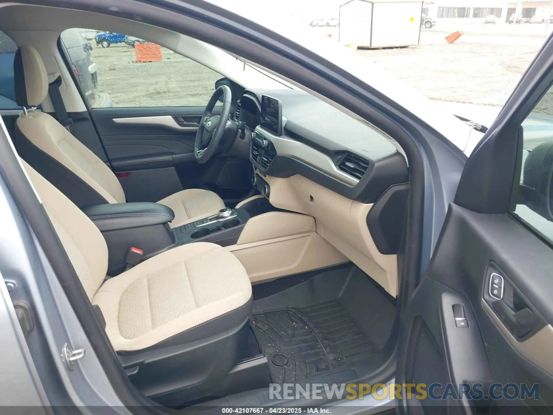 5 fotografías del automóvil dañado 1FMCU0G61NUB15746 FORD ESCAPE 2022