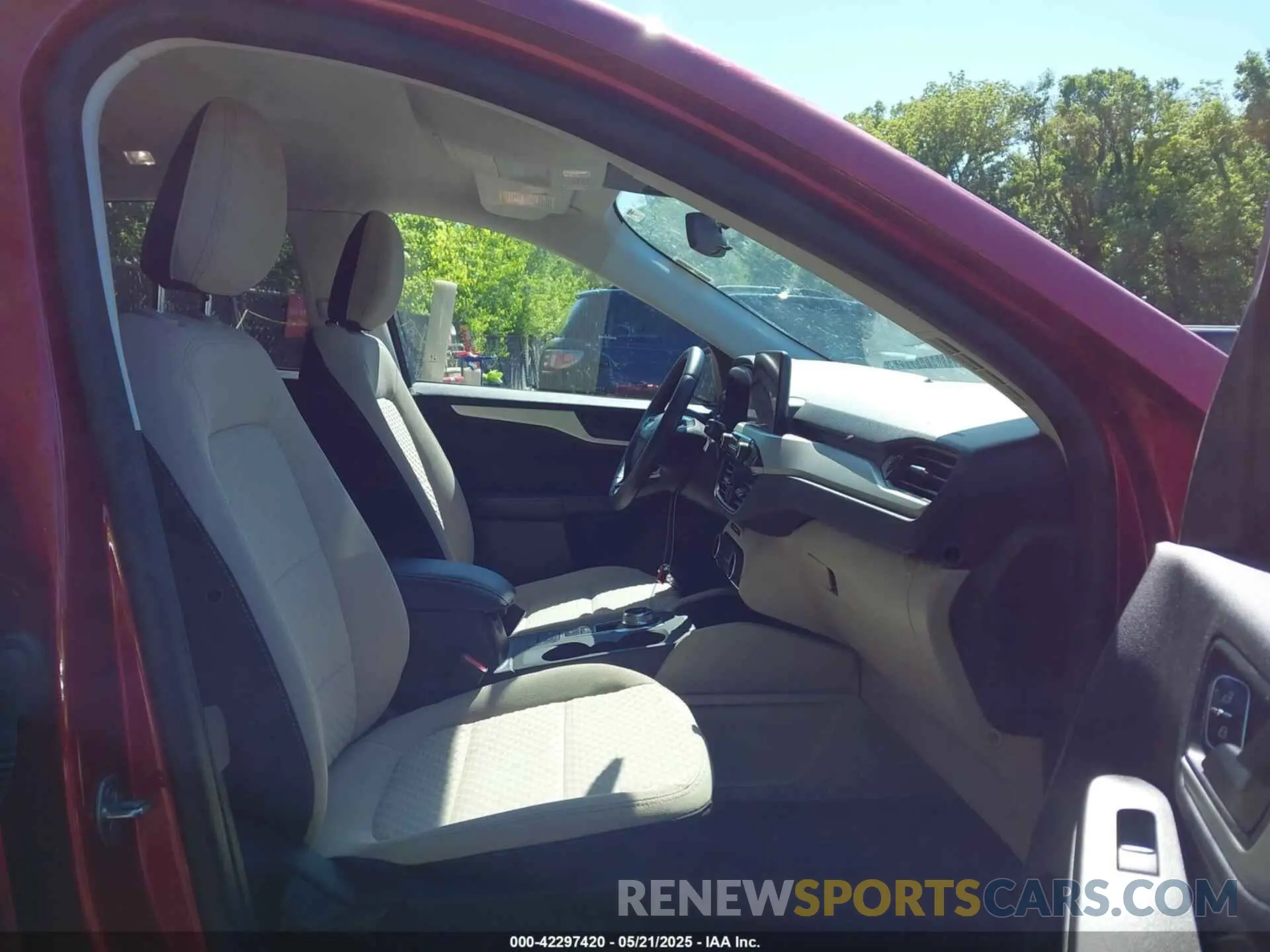 5 fotografías del automóvil dañado 1FMCU0G61NUB50870 FORD ESCAPE 2022