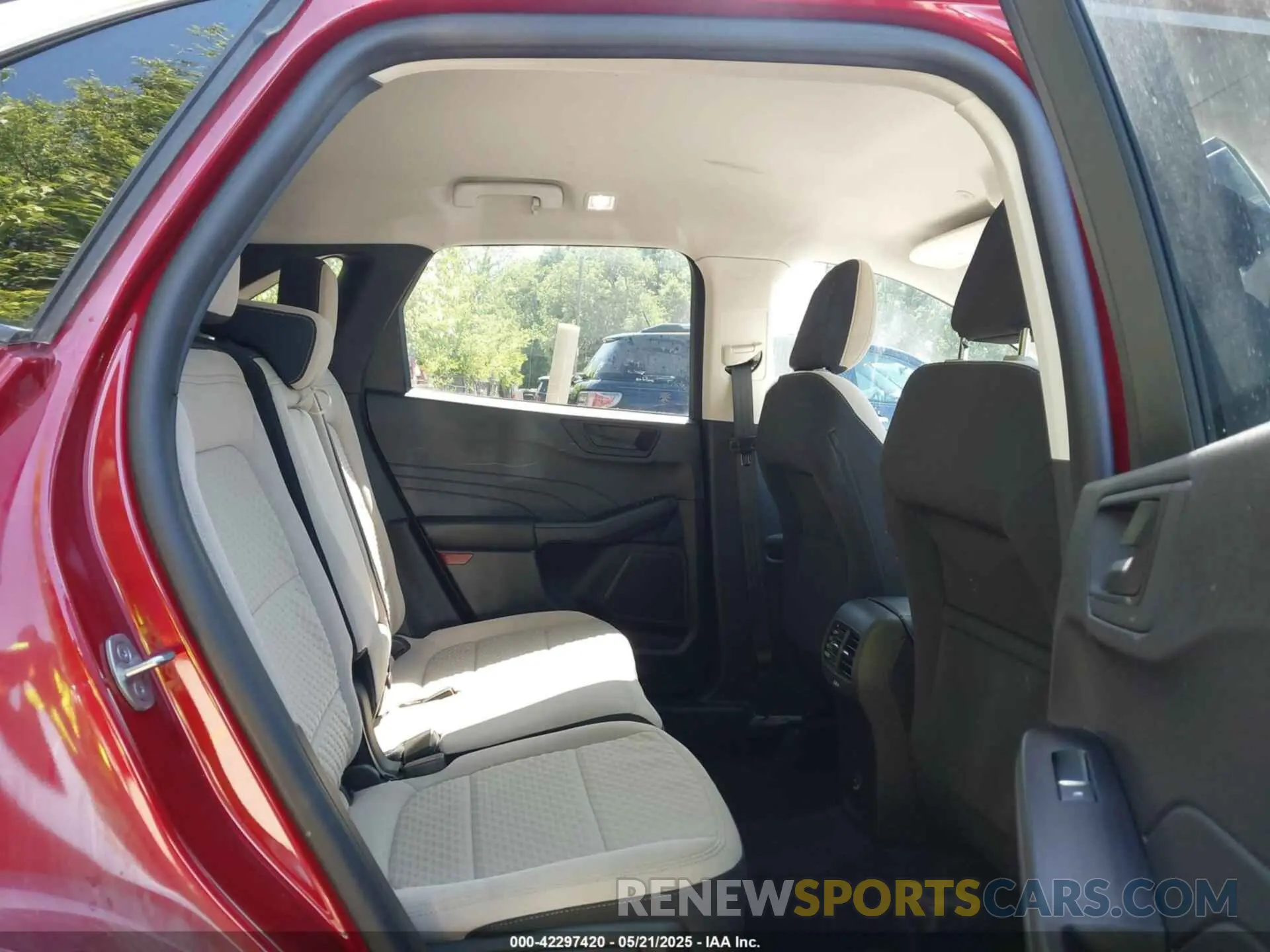 8 fotografías del automóvil dañado 1FMCU0G61NUB50870 FORD ESCAPE 2022