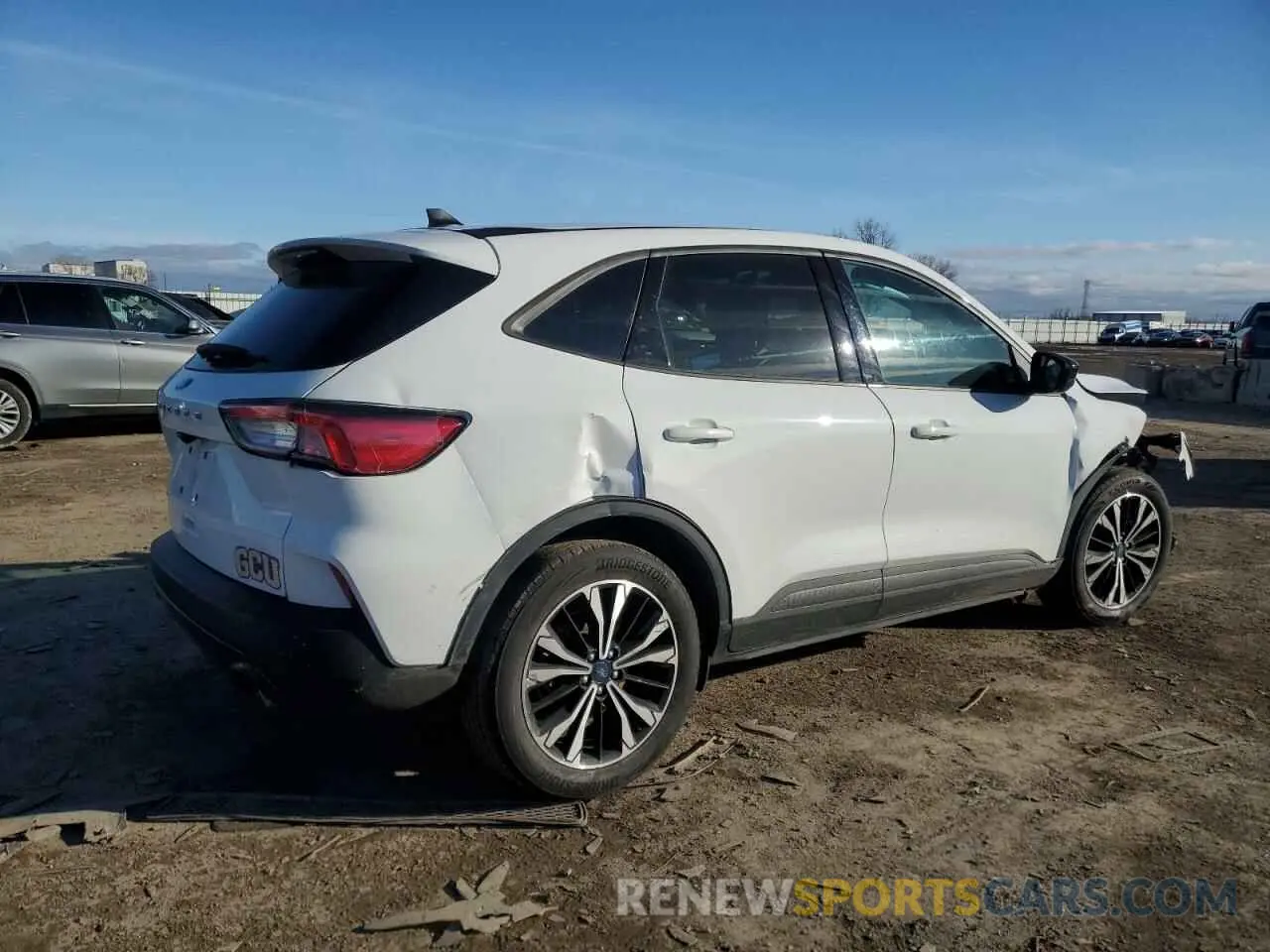 3 fotografías del automóvil dañado 1FMCU0G61NUB61934 FORD ESCAPE 2022