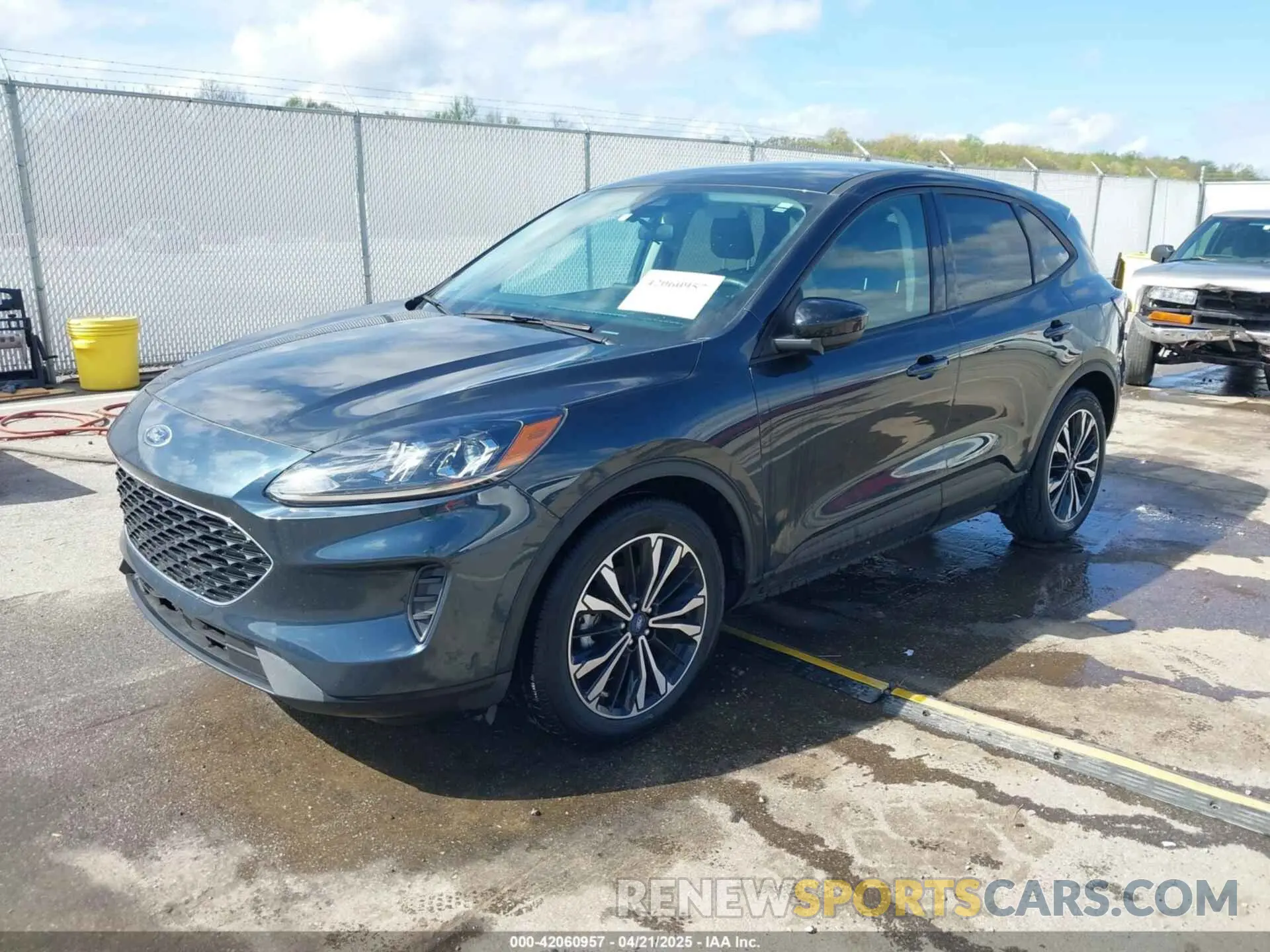 2 fotografías del automóvil dañado 1FMCU0G62NUA21603 FORD ESCAPE 2022