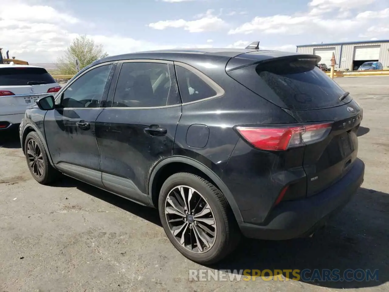 2 fotografías del automóvil dañado 1FMCU0G62NUA87312 FORD ESCAPE 2022
