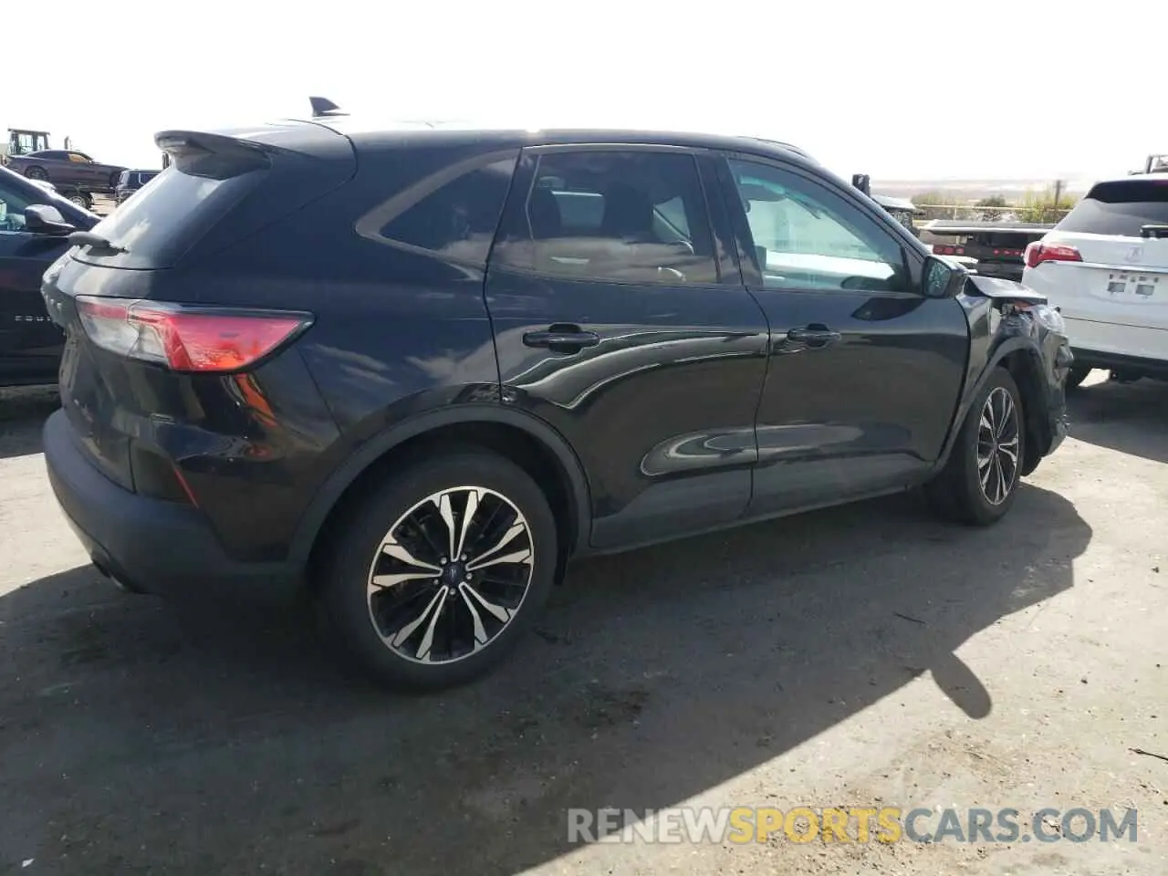 3 fotografías del automóvil dañado 1FMCU0G62NUA87312 FORD ESCAPE 2022