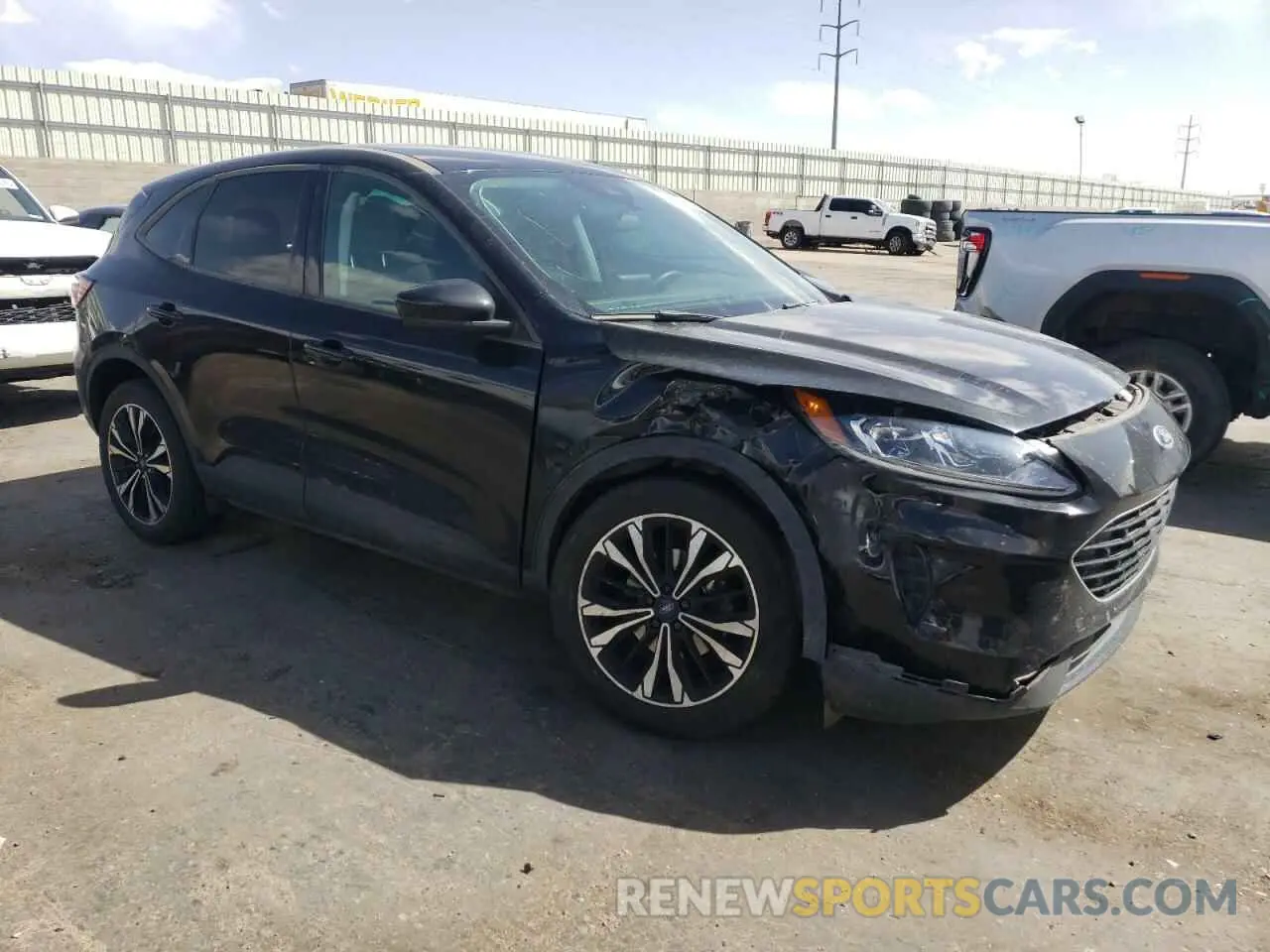 4 fotografías del automóvil dañado 1FMCU0G62NUA87312 FORD ESCAPE 2022