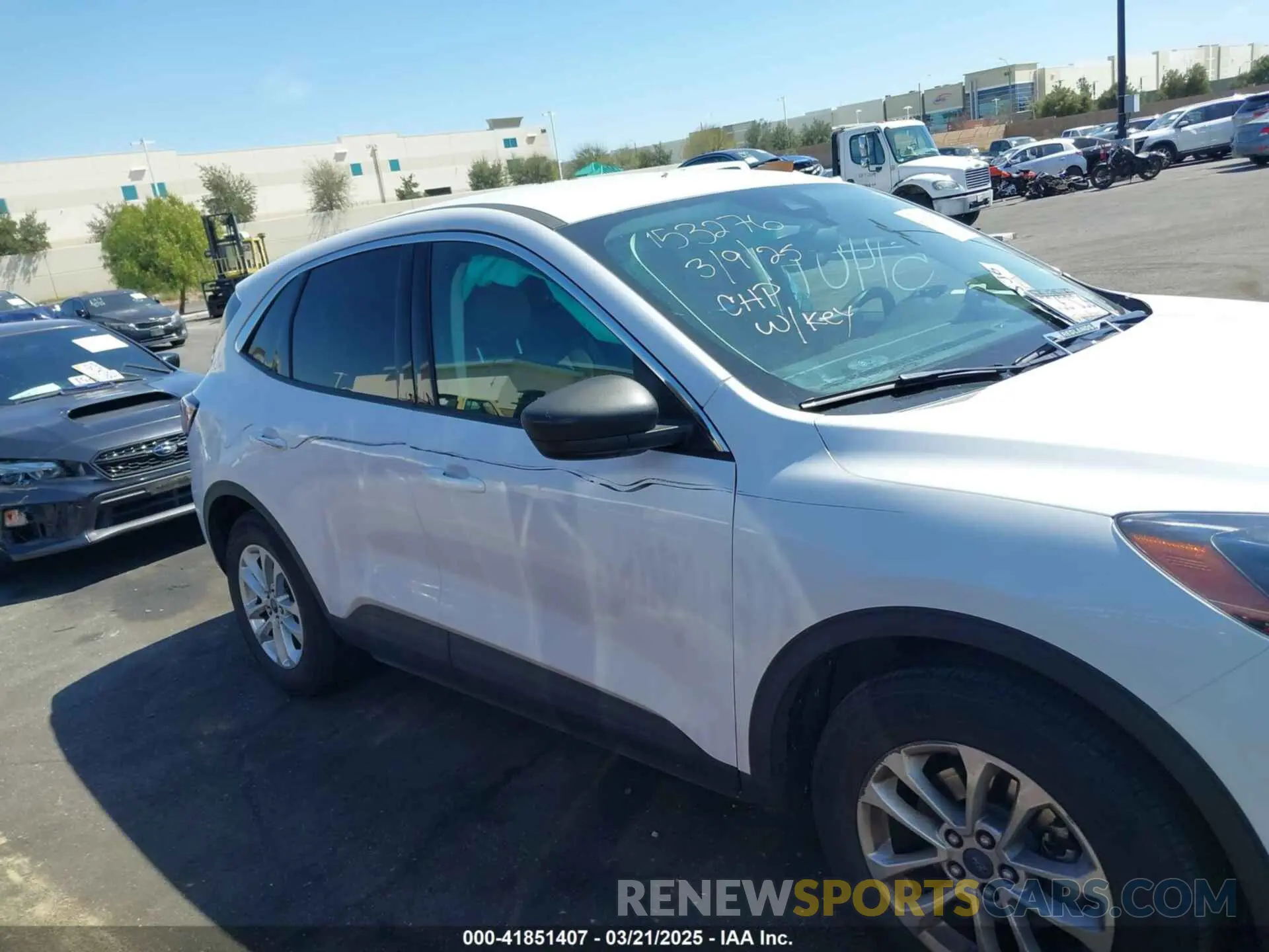17 fotografías del automóvil dañado 1FMCU0G63NUB42236 FORD ESCAPE 2022