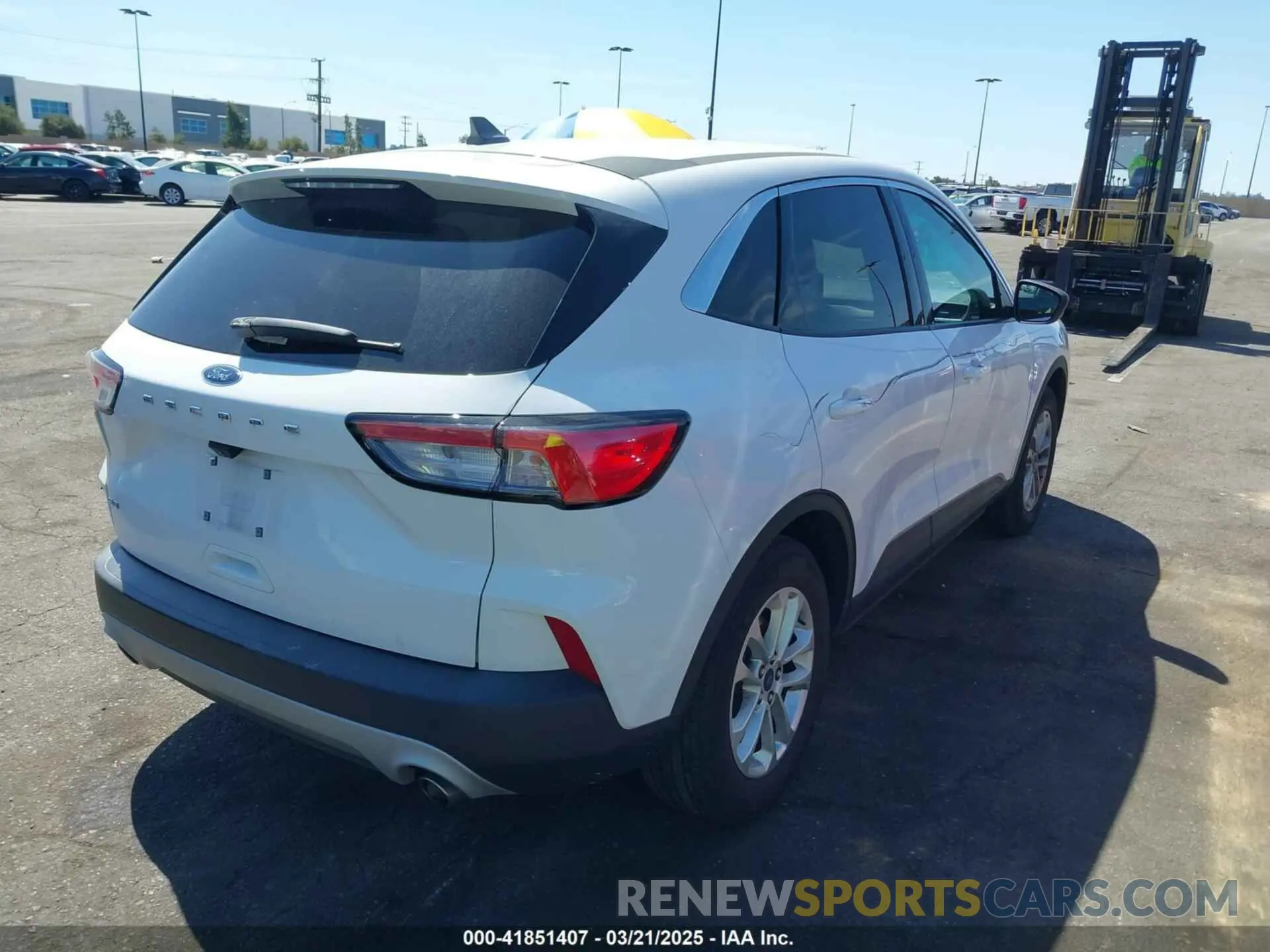 4 fotografías del automóvil dañado 1FMCU0G63NUB42236 FORD ESCAPE 2022