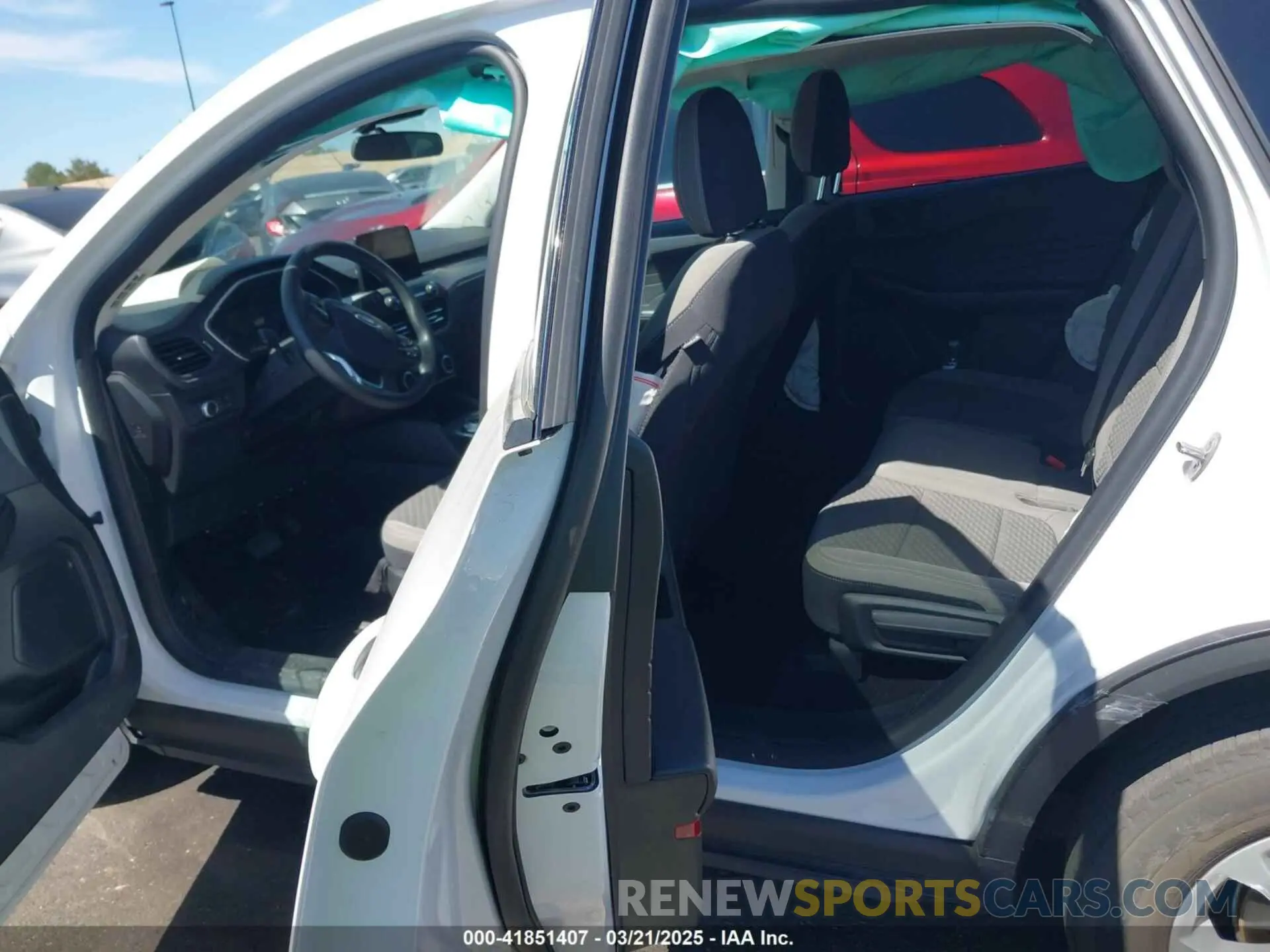8 fotografías del automóvil dañado 1FMCU0G63NUB42236 FORD ESCAPE 2022