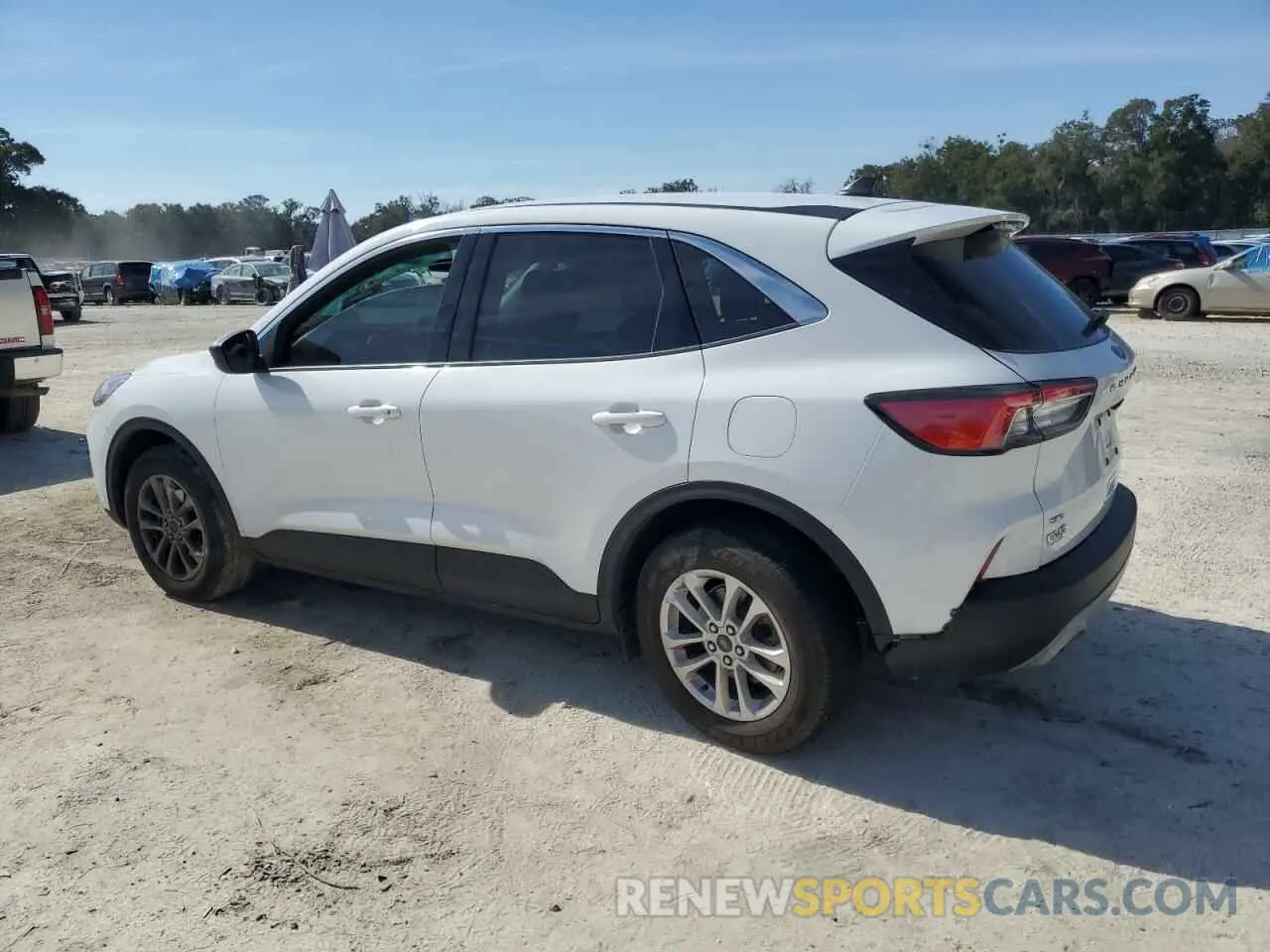 2 fotografías del automóvil dañado 1FMCU0G64NUA85402 FORD ESCAPE 2022